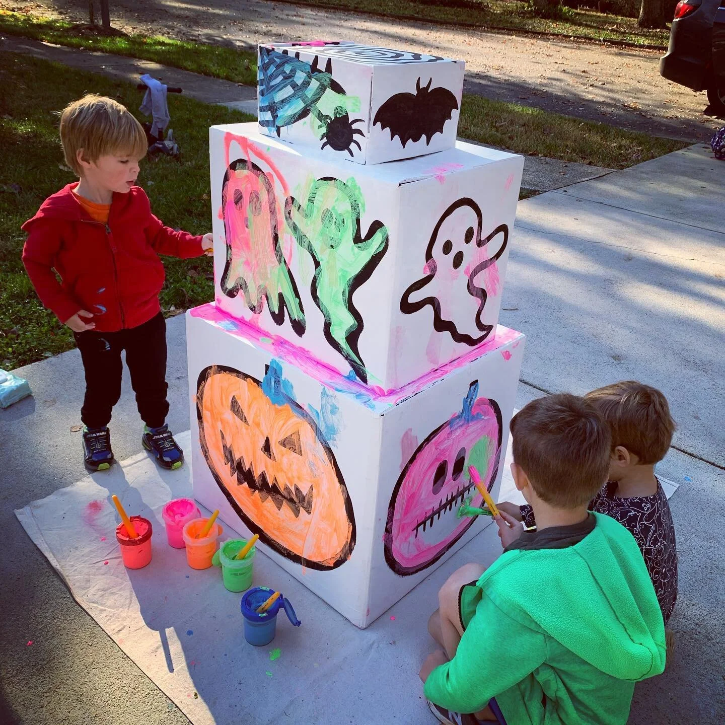 This neighborhood has always been a haven for artists, and Hollin Hills resident @hooray.art is helping inspire the next generation of creatives with local art parties and classes that celebrate the season. Time will tell if the next Pollock or Rothk