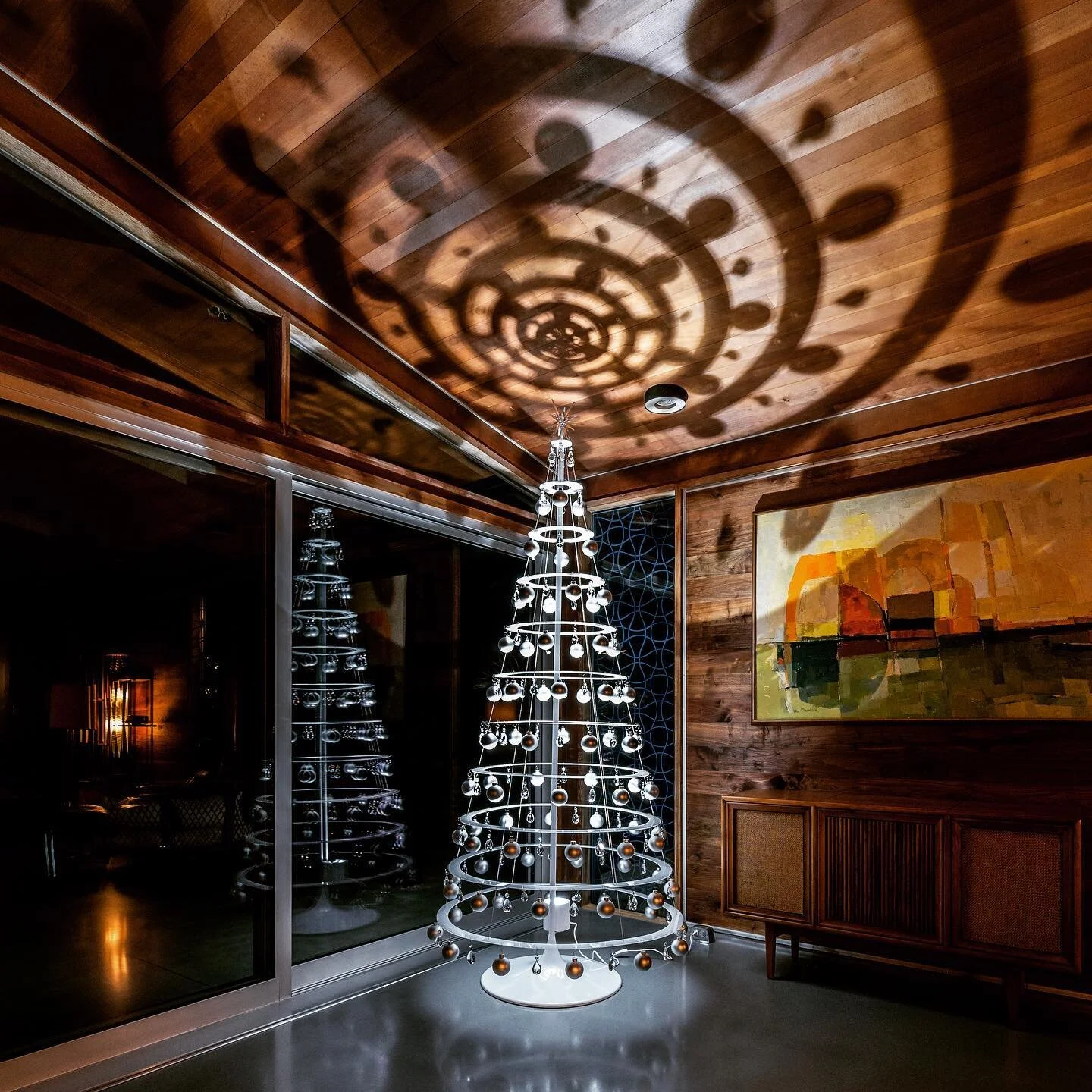 Nothing says retro holiday magic like the spectacular showpieces from @modernchristmastrees! Designed by engineer and builder Lawrence Stoecker in the 1960s, this is the world&rsquo;s first Christmas tree that reflects mid-century modern style AND fo