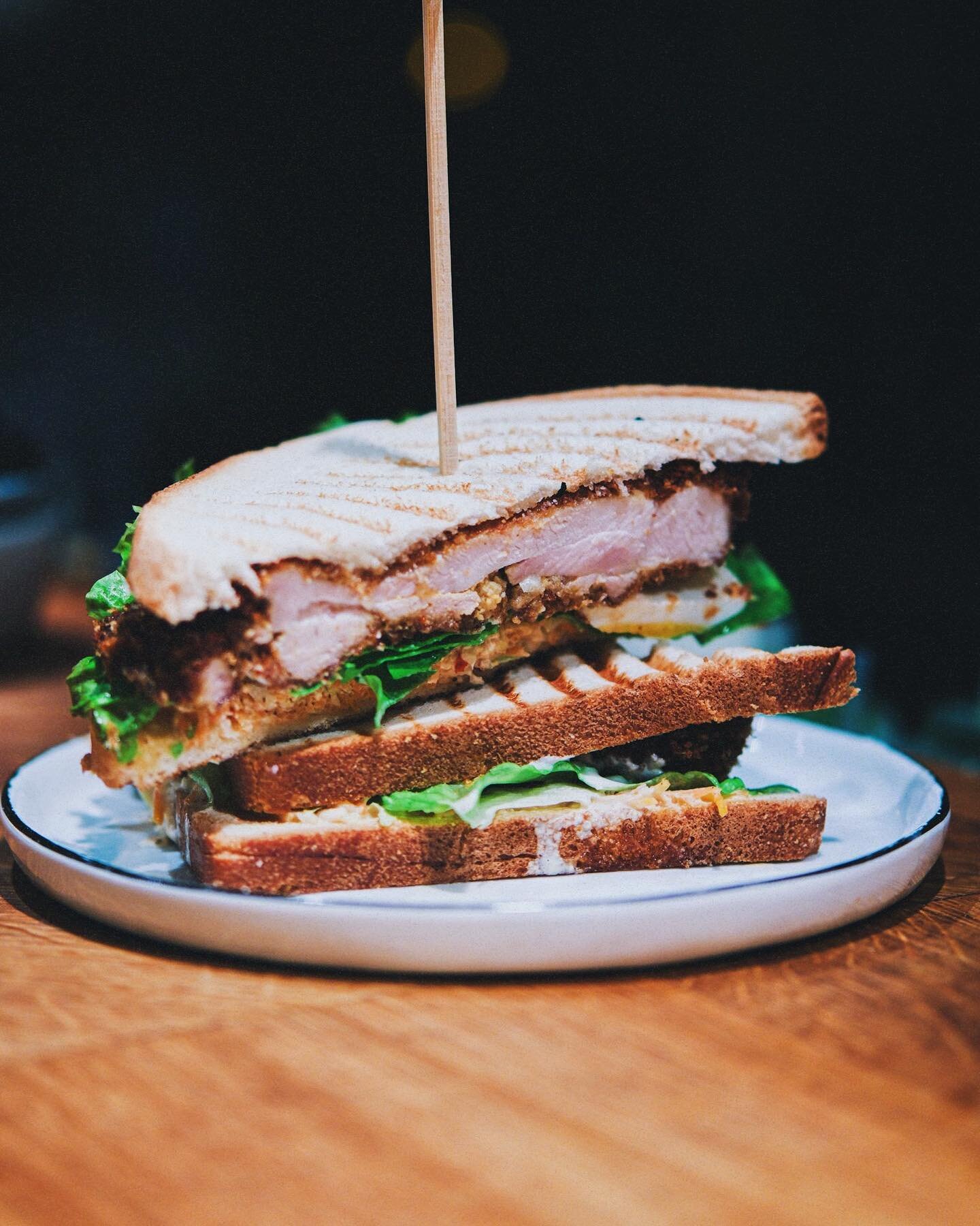 /CLUB SANDWICH KARAAGE/ 🥪
&bull;
Venez d&eacute;guster nos clubs sandwich au poulet frit et veggie avec du tofu frit tous les jeudis du mois de f&eacute;vrier❤️&zwj;🔥 
Jo vous a concoct&eacute; un cocktail maison &agrave; d&eacute;guster absolument