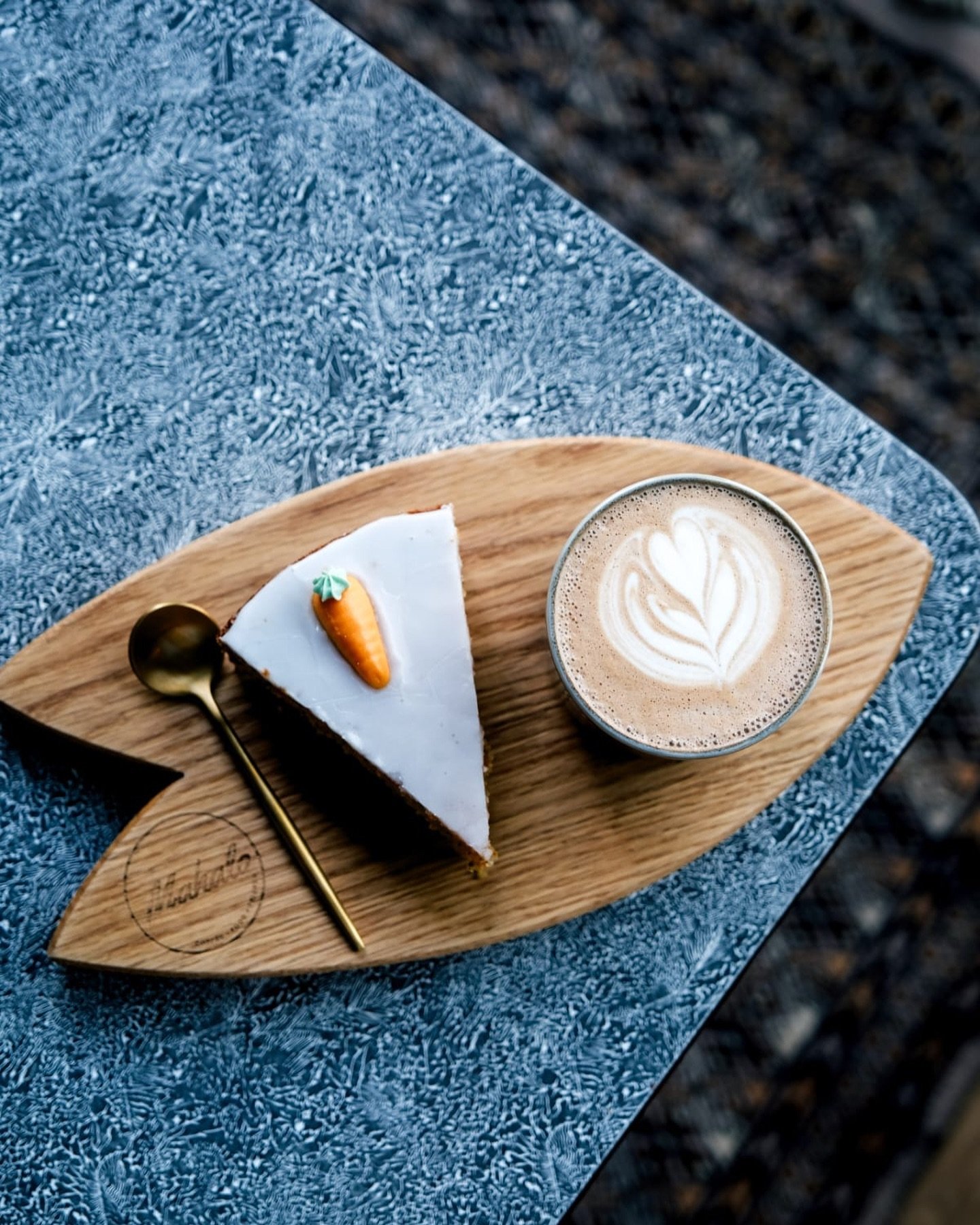 /MAHALO x JO/ 🤍☕️
&bull;
Bienvenue @mahalo.fribourg ! Nous sommes heureux de vous annoncer officiellement cette nouvelle collaboration au sein de notre bar.🫶
&bull;
Le Jo est avant tout un bar de quartier et quoi de mieux que partager un d&eacute;l