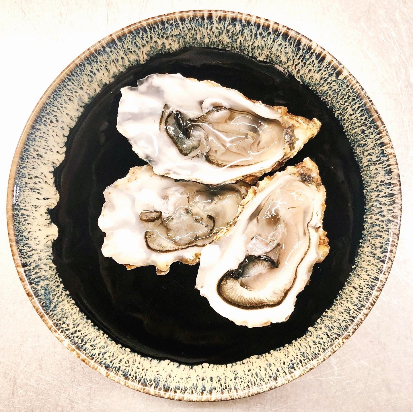 OYSTER TIME🦪✨
&bull;
Ce vendredi et samedi soir, plongez dans une ambiance festive avec nos soir&eacute;es d&eacute;gustation d&rsquo;hu&icirc;tres !

🍴 Au menu :

Hu&icirc;tres fra&icirc;ches servies avec beurre sal&eacute; mont&eacute; &amp; vina