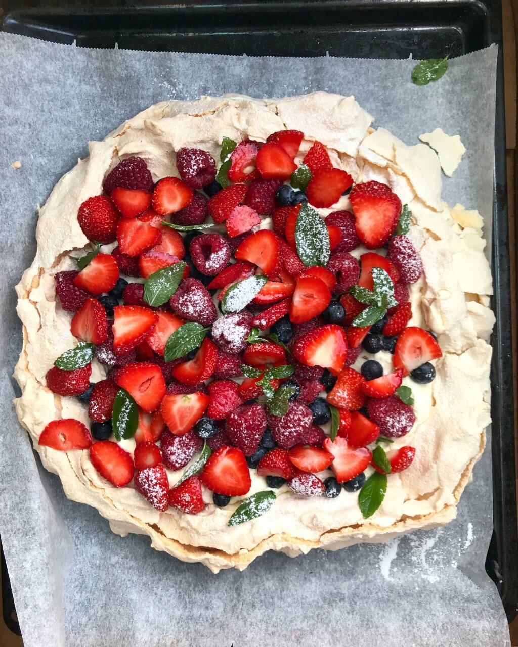 Pavlova med sensommerbær