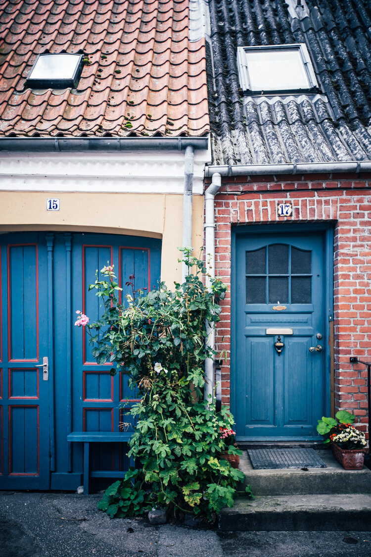 Foto skudt i Stege, som er “hovedstaden” på Møn - en idylisk og charmerende lille by, der rummer mange skønne kvarterer med gamle huse med sjæl og nerve, fine klatreroser og fotogene detaljer, som kameraet elsker at få lov at indfange.