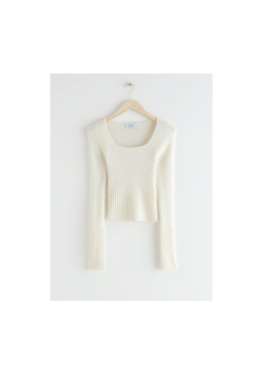 Denne feminine alpacatrøje smyger sig til kroppen og fremhæver talje og former på smukkeste vis