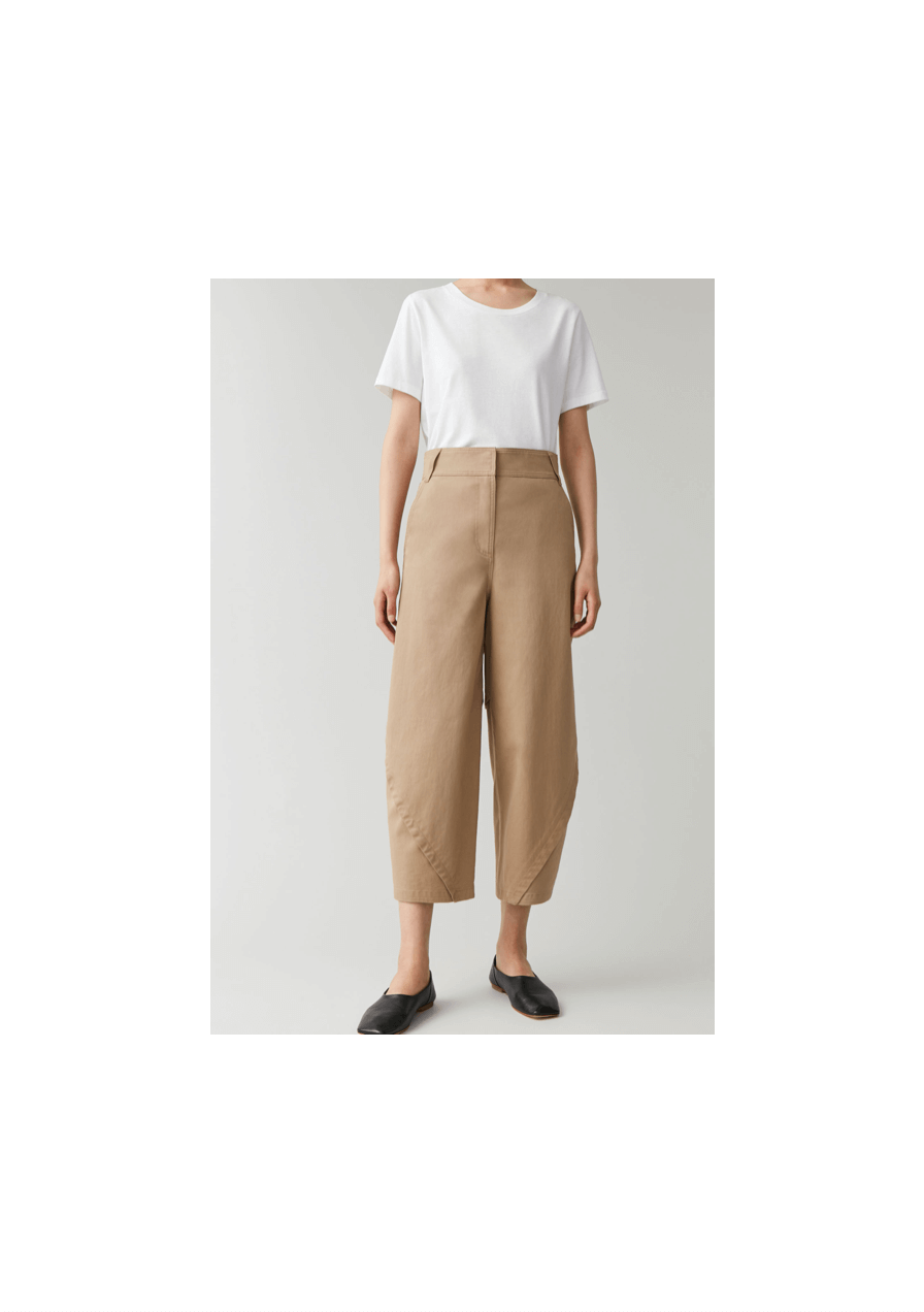 Beige bukser med japanske undertoner - har lige selv bestilt dem og glæder mig helt vildt til at modtage dem.