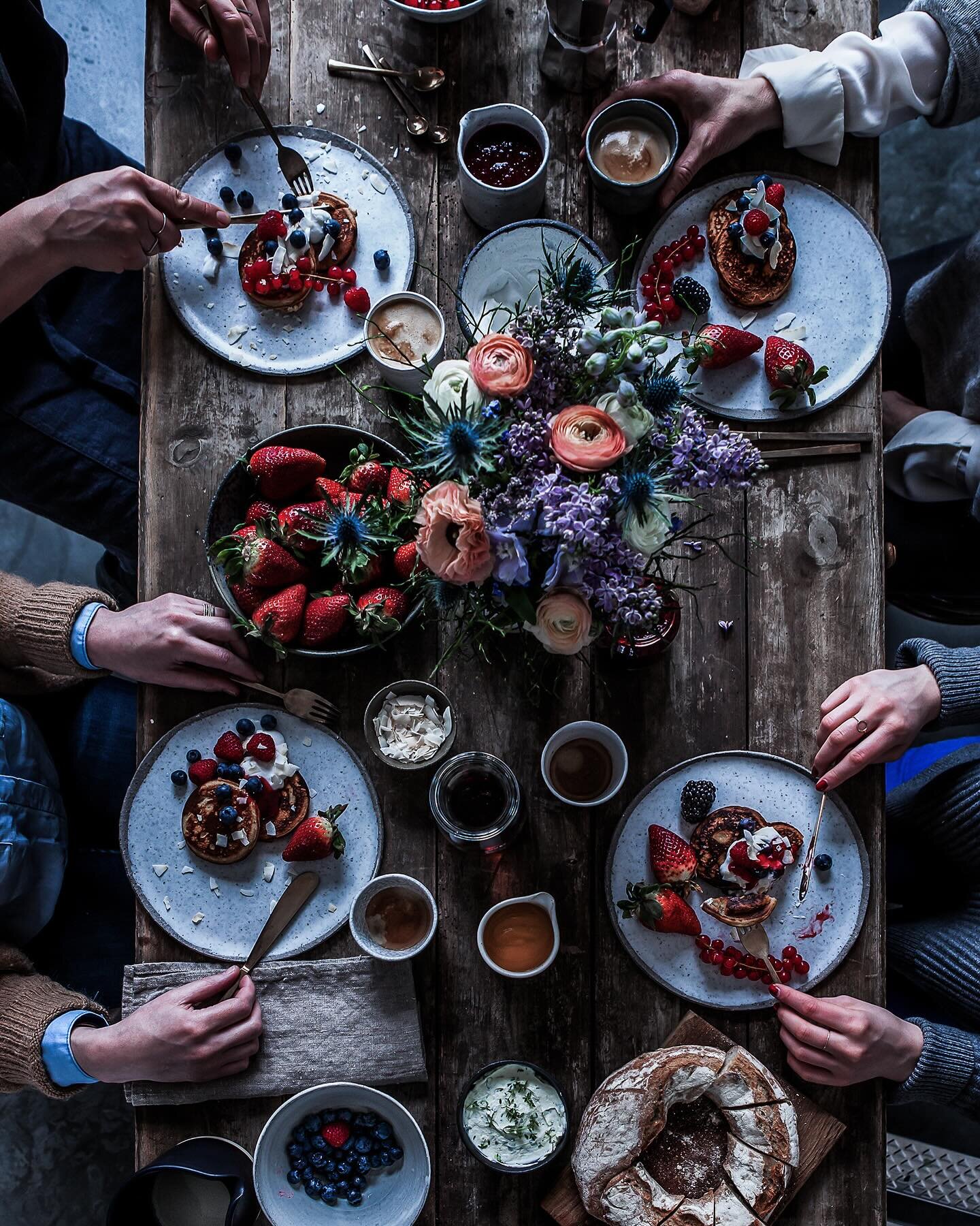 KONKURRENCETID📚🎁🎁🎁 
Mon julestemningen har indfundet sig i dine rammer, ligesom den har i mine? Jeg ELSKER simpelthen denne m&aring;ned s&aring; utrolig meget og fors&oslash;ger efter vedste evne at suge al dens magi ud af den. Apropos magi, skul