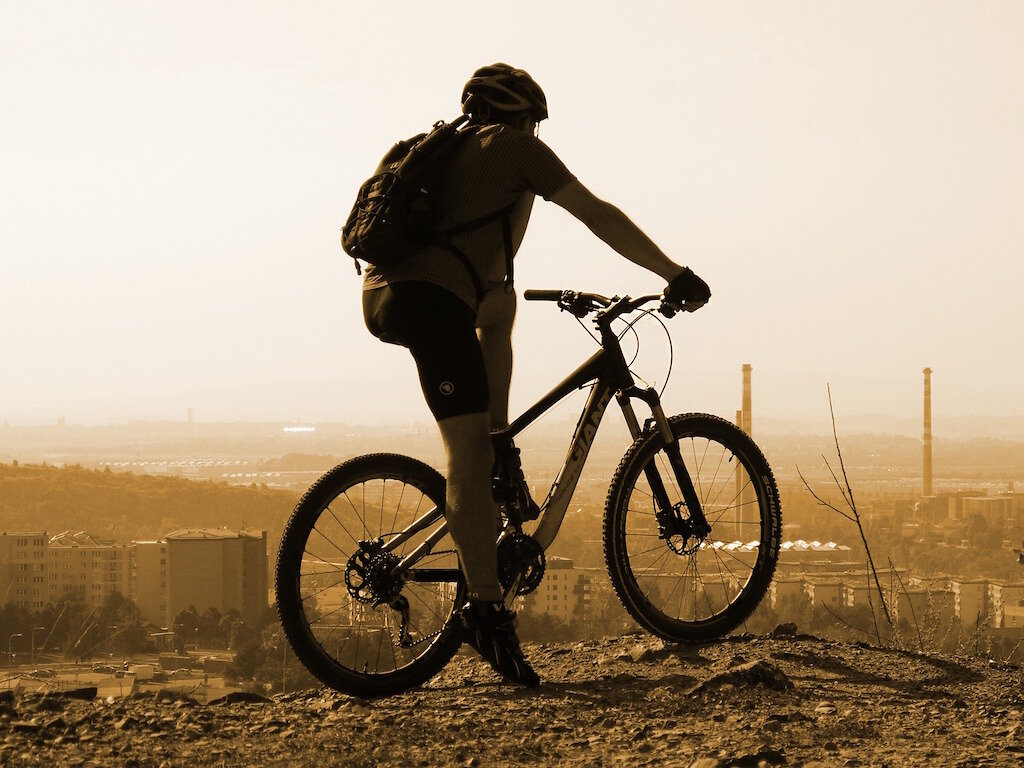 When sitting on a bike should your feet touch the ground?, Pedal Chile