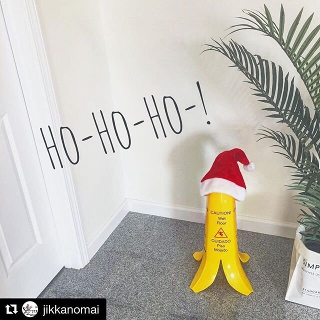 Merry Christmas from Banana Products! 🍌🍌🍌 #Repost from @jikkanomai

#merrychristmas #hohoho #christmas #bananacone
・・・
⚠️Caution🍌くん

働き者！
・
#cautionbanana #cautionwetfloor #hawaii #hawaiilife #hawaiichristmas #足元注意 #ハワイ #ハワイ暮らし #ハワイクリスマス