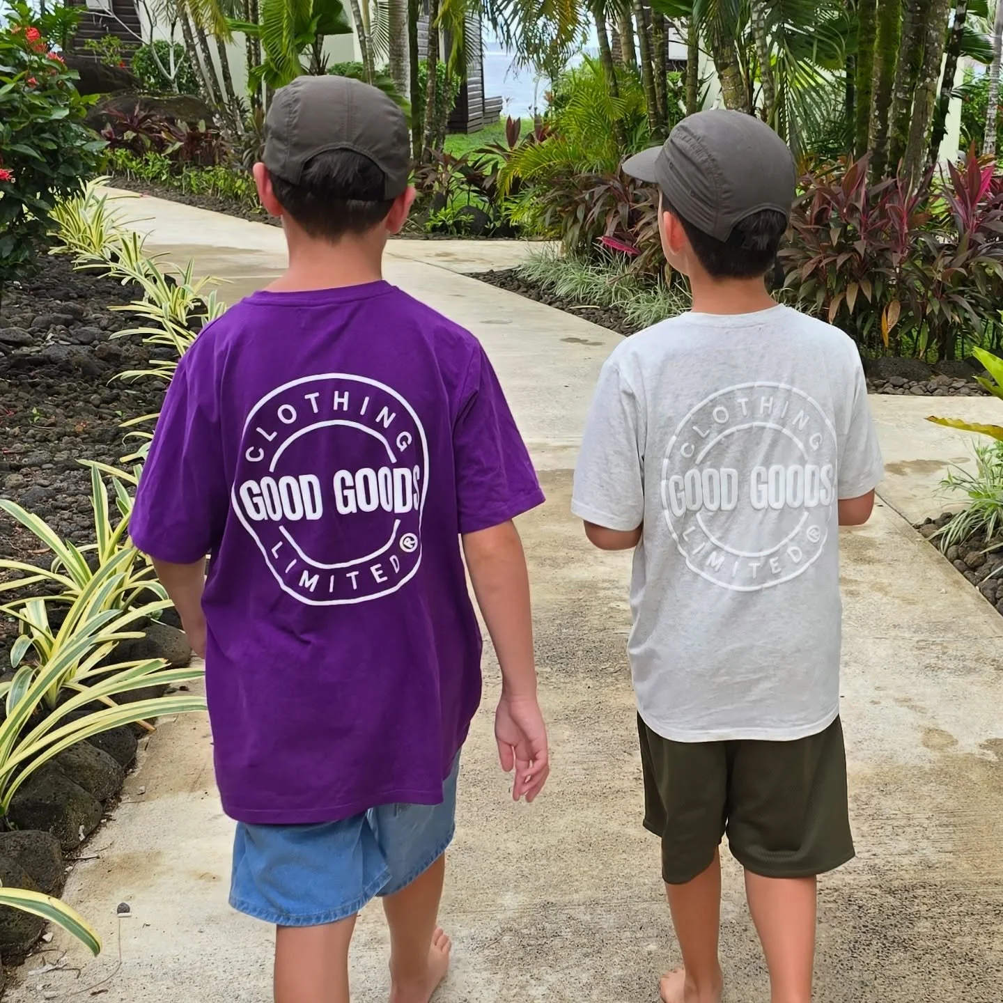 The Kicker Print has been a favourite the past couple of seasons. Available this Summer in a pop of Purple or a tonal Oat Marle. This is the perfect unisex tee 💜🤍