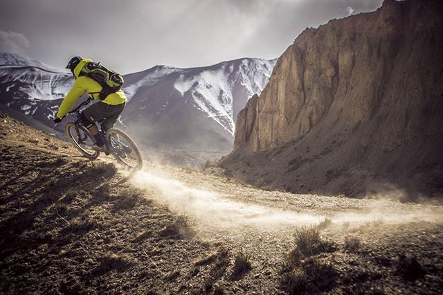 Ace rider Rob J shredding previously unexplored lines in Mustang. 📸: Sebastian Doerk.

#nepal #himalayas #mtb #mountainbike #adventure #photography #himalayanrides #mustang #yeticycles #travel #nofilter #mountains #outdoors #outdoorlife