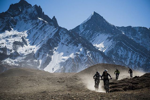 Following the dirt train on Lupra Pass, one of the signature rides in the High Himalayas of Mustang. 📸: Dan Milner

#nepal #himalayas #mtb #mountainbike #adventure #photography #himalayanrides #mustang #yeticycles #travel #nofilter #mountains #outdo