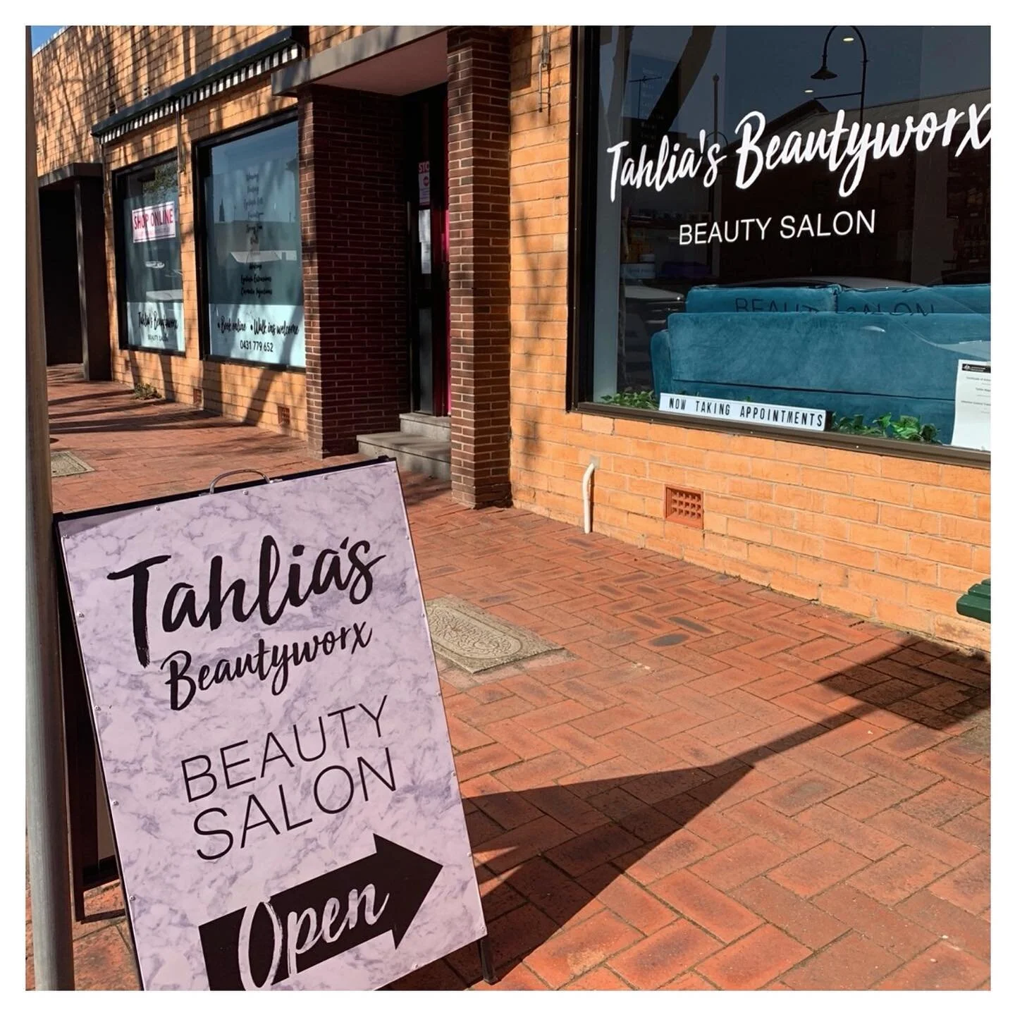 ANNOUNCEMENT 🔈 ￼
I will be back in salon from 9am Thursday 18th February 👏🏼 look forward to seeing you 💖

Please note if you are after an appointment booking online, call/text: 0431779652 or message through social media 

https://www.fresha.com/providers/tahlia-s-beautyworx-oto0vssw?pId=73435