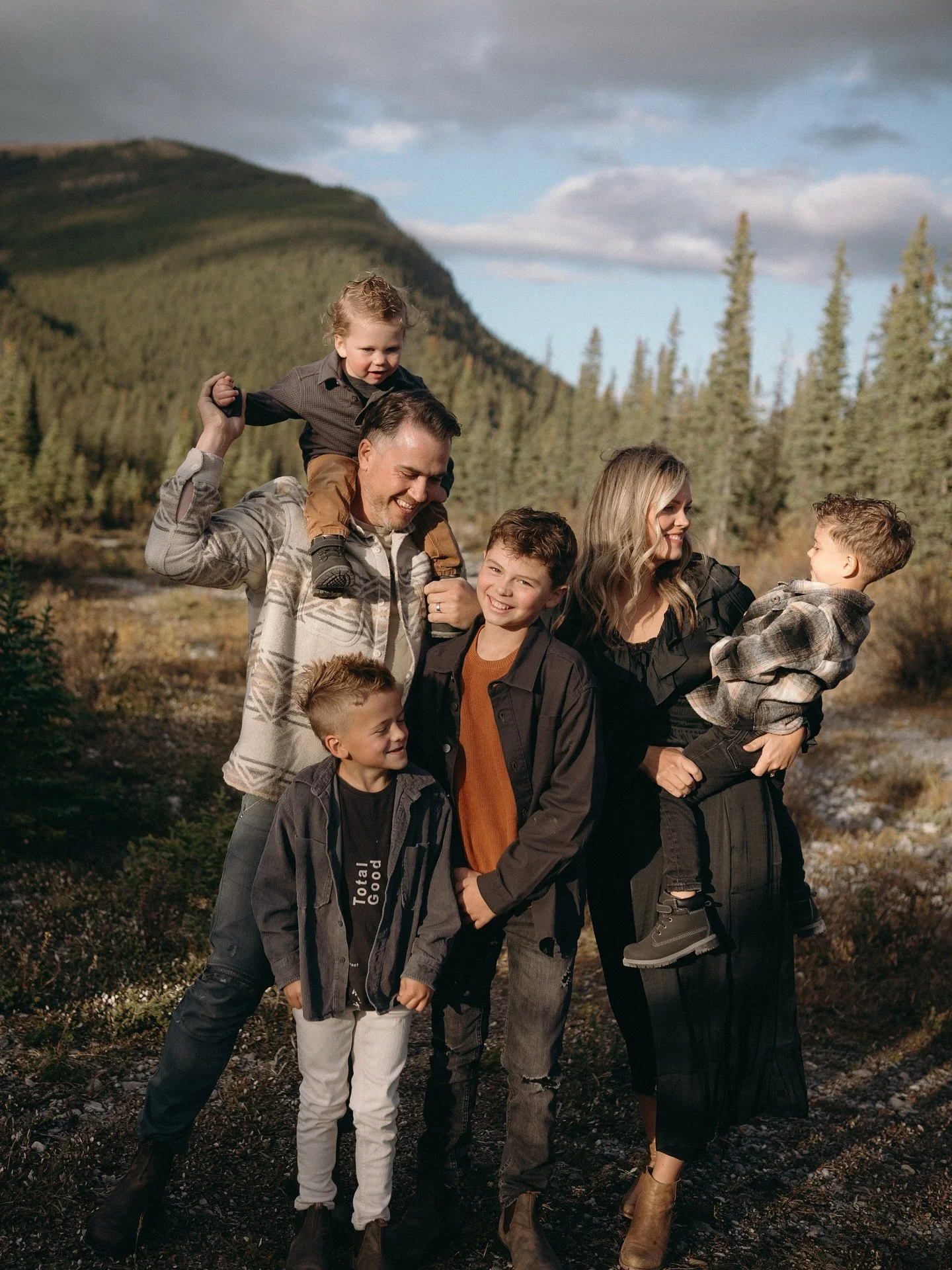 The kind of moments that remind us what we&rsquo;re thankful for &mdash; muddy boots, cozy season and families full of love. Happy Thanksgiving weekend to everyone 🤎

#fallfamilyphotos #calgaryfamilyphotographer #borninmudbay #unscripted