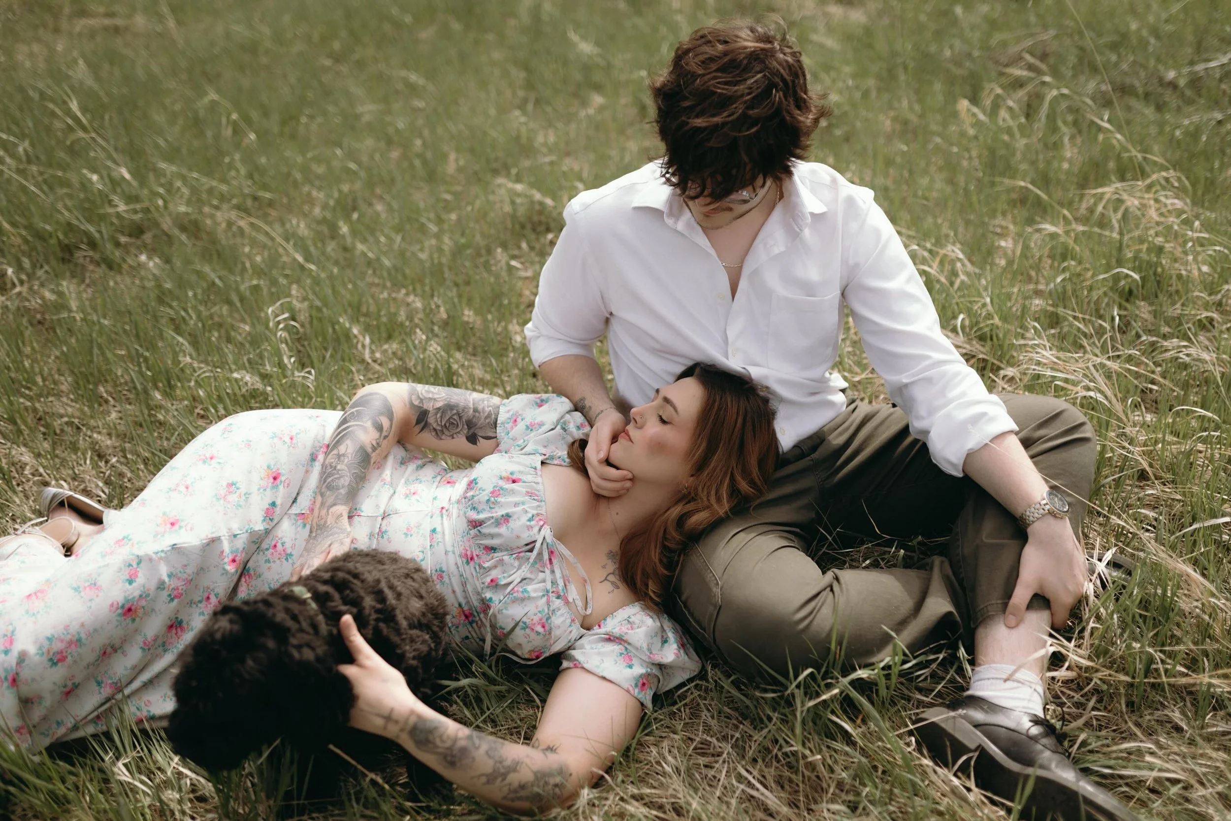 Straight out of a romance novel 📖🤍

It&rsquo;s so gloomy out there today, so I am day dreaming about this stunning spring mini session from last week 📸

#borninmudbay #couplesphotographer #cochranephotographer #unscriptedposingapp #springsession
