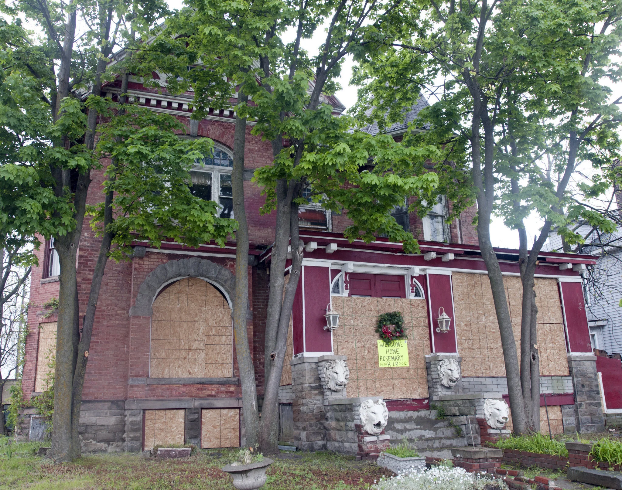 633 South Washington Ave in 2012, shortly before the lion heads were removed from the porch.