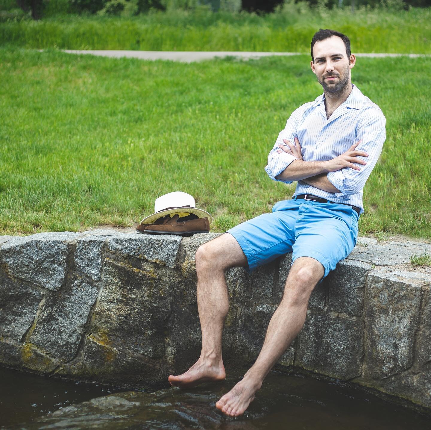 Day off outfit! And also a preview of upcoming outfit inspiration to the blog.

Made to measure shirt made of soft cotton with blue stripes and Cuban collar by @trnkamcz 

New blue cotton shorts by @mrp 

And finally, a straw hat by @tonak.hats

📸 @