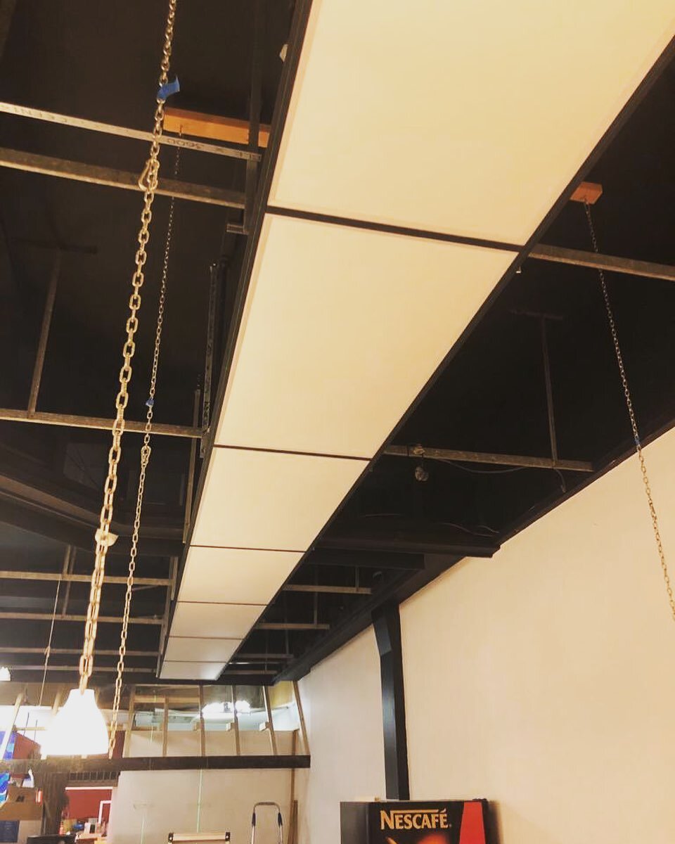 This customer was looking for an industrial look with LED lighting 💡 We used a 600x1200 Ecophon Black grid to support new fittings
#suspendedceiling
#suspendedceilings
#suspendedceilingsolutions
#commercialbuilder
#suspendedceilingsystems
#southwest