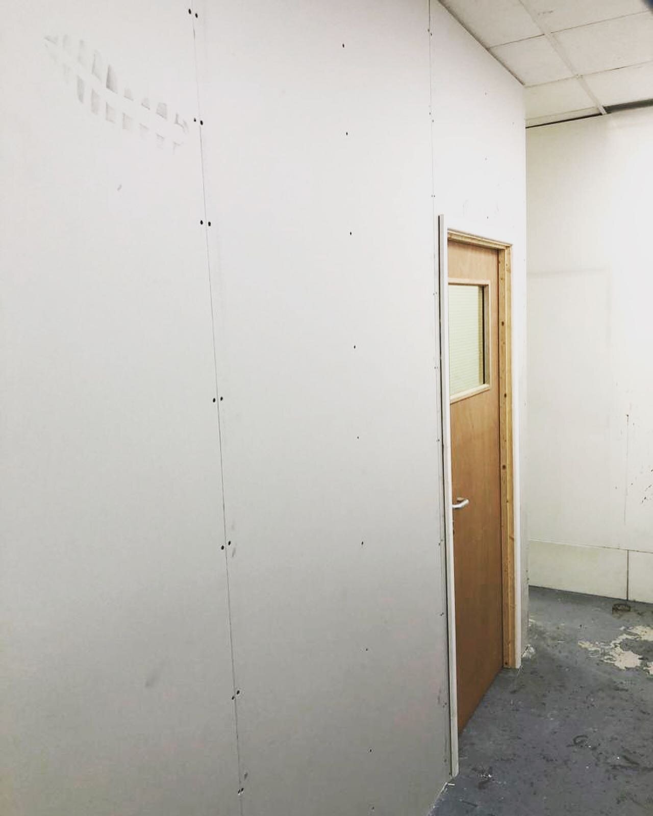 Workshop in Chichester, new office space required to comply with COVID 19 restrictions. 70mm metal stud and plasterboard partition with Howdens glazed vision panel door. Installed in a morning for minimal disruption

#suspendedceiling
#suspendedceili