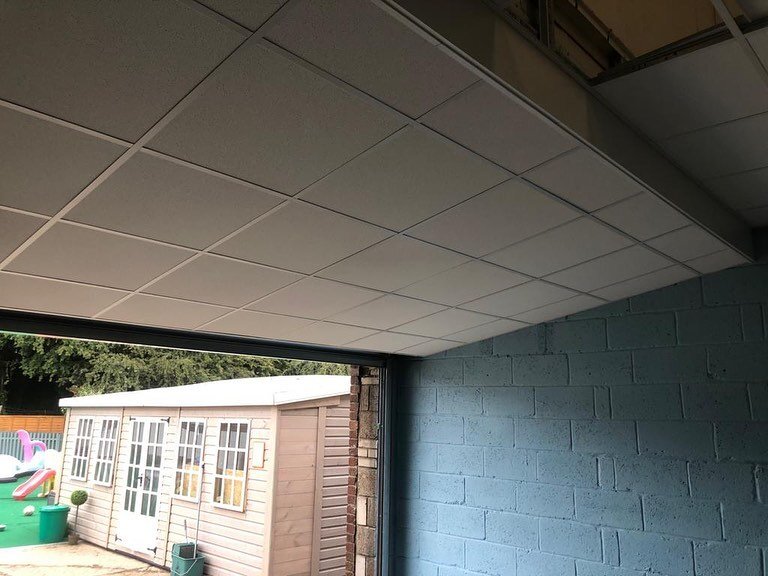 Completed dog day care in Fareham. White 24mm @rockfon_official grid and AMF star ceiling tiles. Sloping ceiling and up stand detail at roller shutter 

#suspendedceiling
#suspendedceilings
#suspendedceilingsolutions
#commercialbuilder
#suspendedceil