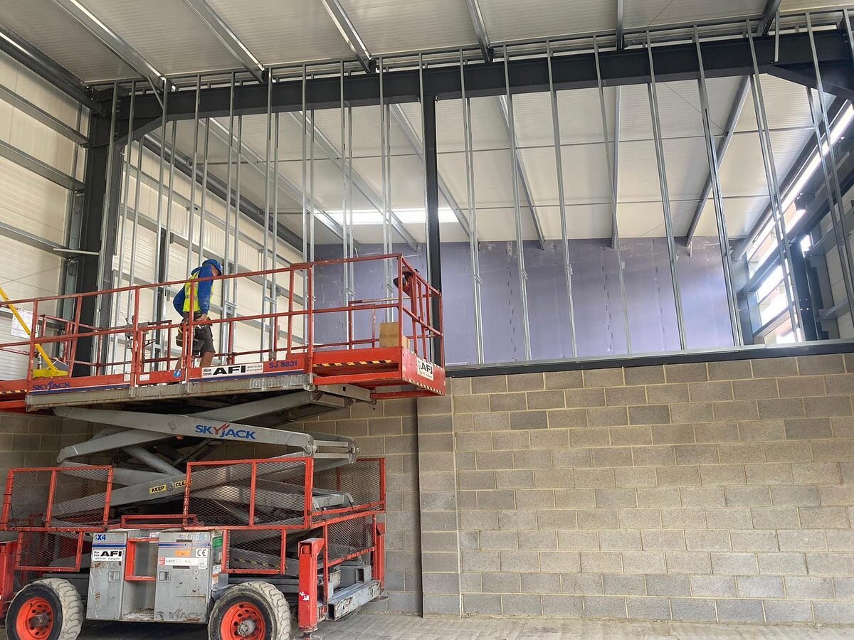 New warehouse units in #Horsham 🔥 Fire rated dividing walls. Twin studs with double layer of soundboard and insulation 

#suspendedceiling
#suspendedceilings
#suspendedceilingsolutions
#commercialbuilder
#suspendedceilingsystems
#southwest
#southwes