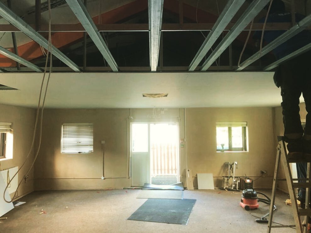 Swish new common room at this sixth form in Petworth🥤We installed an MF ceiling system to conceal the dated vaulted ceiling. This also allowed for the installation of fiberglass insulation and energy efficient LED down lights. Plaster skim finish al
