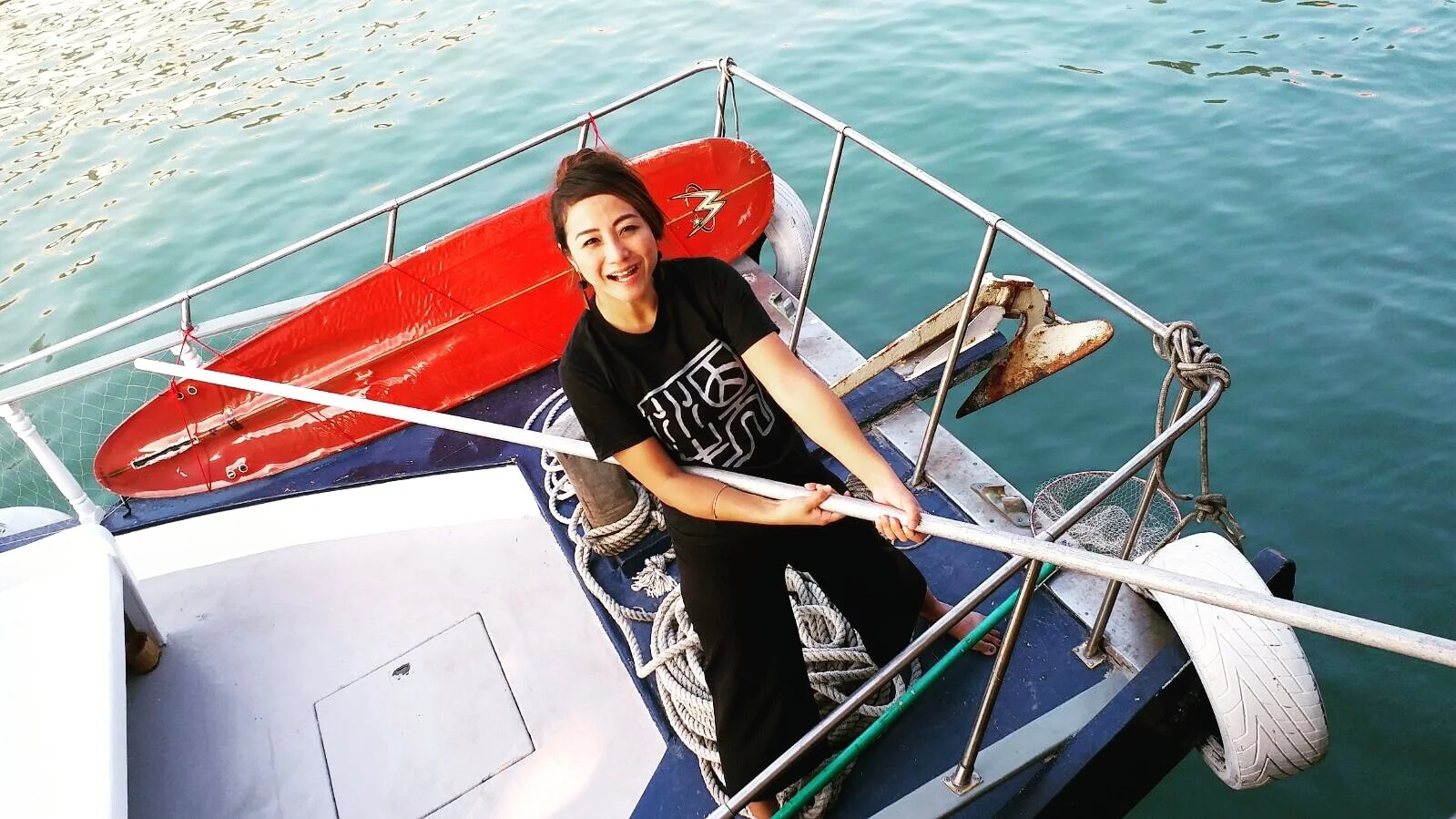 Sarah Yip @ Floatudio Cheung Chau Sarah, who is half local who married to Cheung Chau. Running an 44-feet wooden junk boat with her Cheung Chauese fiance aftet they backpackered 60 countries in the global. The junk is not just a home, but a dreamy lifestyle. Currently found a NGO on Cheung Chau and try to preserve local heritage, fishing cultural and precious marine life. Continuesly second year, Sarah is bring the local retired fisherwomen handcraft fish net bag at the sustainable market for helping the local Sai Wan local community.