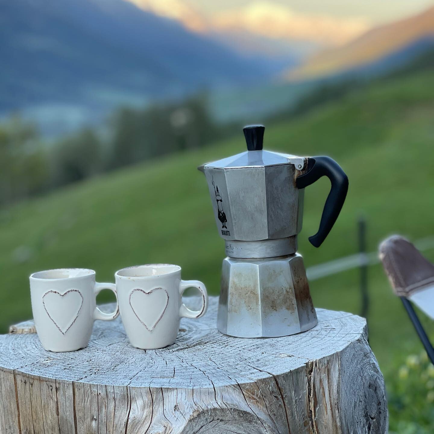 Morgens wenn du bei uns bist #fr&uuml;hst&uuml;ck #breakfast #sunrise #berge #glamping #coffee #swisstainable #myswitzerland #obergoms #valais #wallis #view #mountains #gadestatt #draussenzuhause