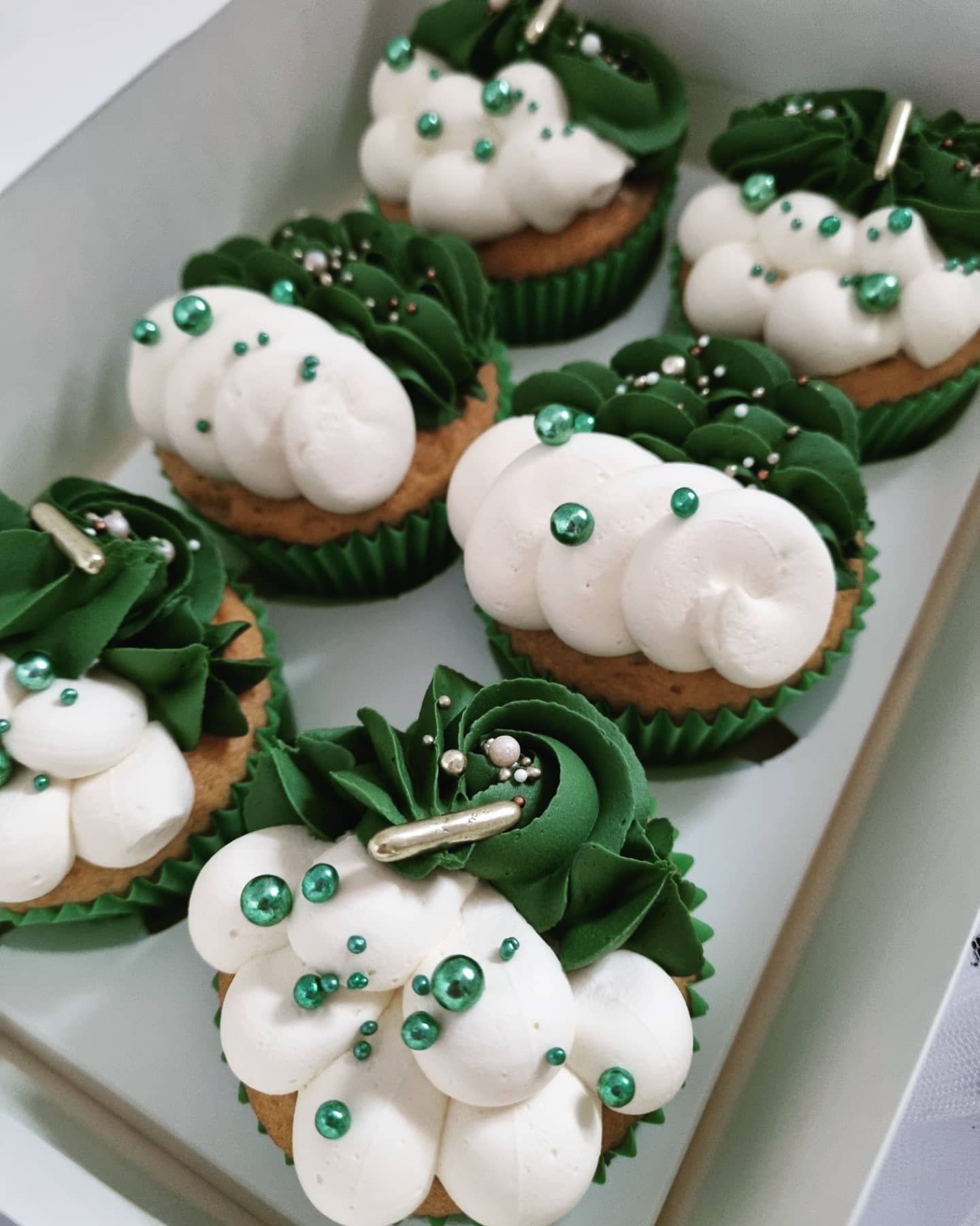 Forest Green &amp; White Cupcakes