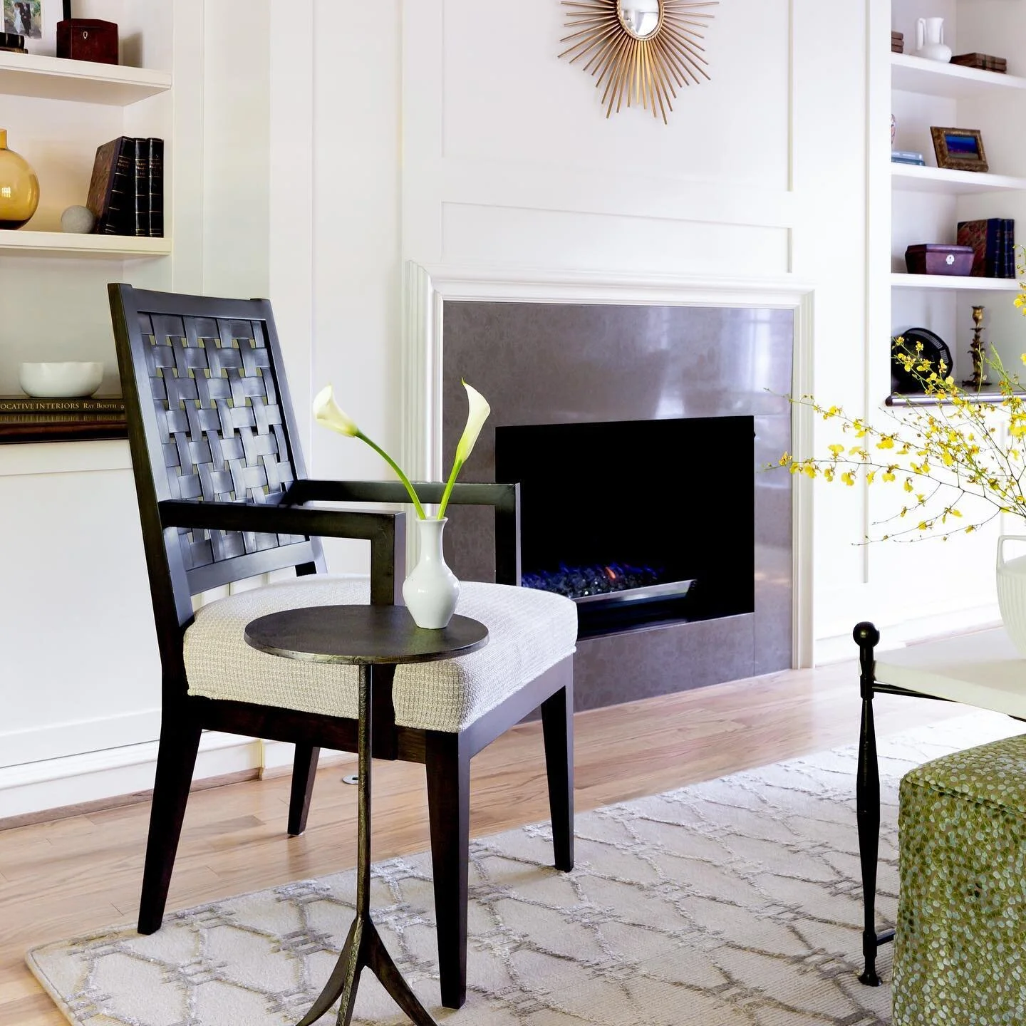 a quaint sitting room I had the pleasure of designing | swipe to see the before pics ⏩✨✨

design by: Kourtney Shammo with petrella interiors
📷: @martaxperez 
.
.
.
.
.
.
#interiors #interiordesign #design #designanddecor #elledecor #detroitdesgin #d