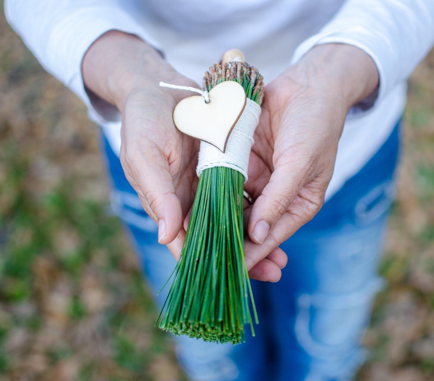 DIY: Handheld Pine Needle Basom (Broom) for a &ldquo; mindful&rdquo; spring cleaning for Passover 🌸

Did you know that spring cleaning for Passover is ancient Jewish custom? Last year when I talking to my friend @diklaya3583 about it, I learned that