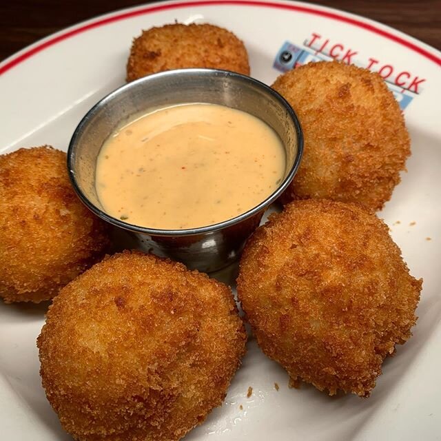 Crunchy Mac &amp; Cheese Balls w/ Sriracha Ranch Dipping Sauce 🤗🤩
#PerfectAppetizer #GreatBallsofFire #CallUsToday #OrderOnline #njfood #nj #njallday #njdiner #diner #dinerlife #nocontactdelivery #curbsidepickup #cliftonnj #nutleynj #allwoodnj #rut