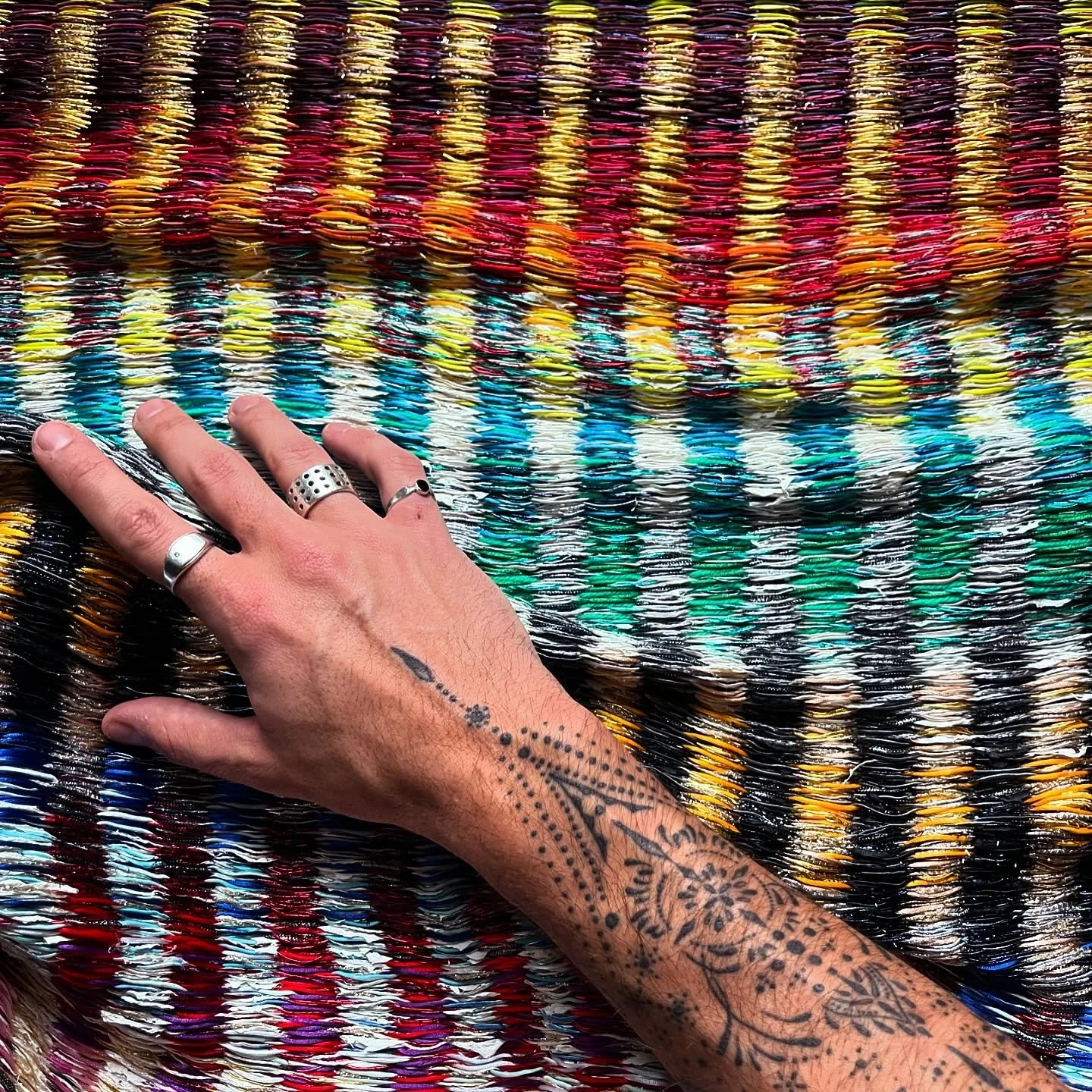 New Year, New Colors 🌍🌈✨
.
.
.

#HandWeaving #TextileArt  #ArtAndDesign #ContemporaryArt #S&eacute;bastienCourty #ArtisticTextiles #InnovativeArt #GlobalArt #TravelThroughArt #colorfulart #weavingloom #publicart #fiberart #lgbtqart #sustainableart 