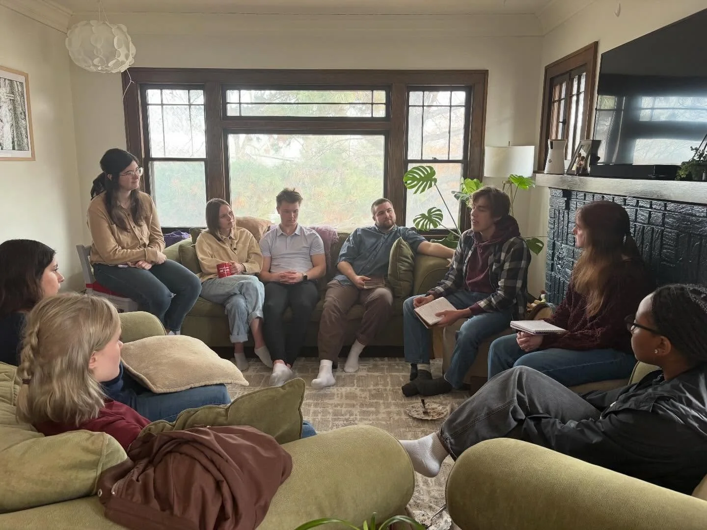 The young adults were defo &ldquo;big chillin&rdquo; today or whatever the kids are saying. 😝