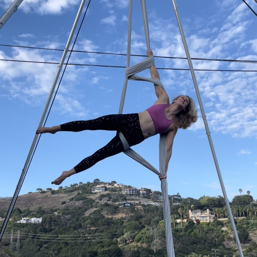 I'm not tapping the pole, it just looks like it. (Not sure why I feel the need to point that out.)

#aerialsilks #outdooraerialist #santabarbaraaerial