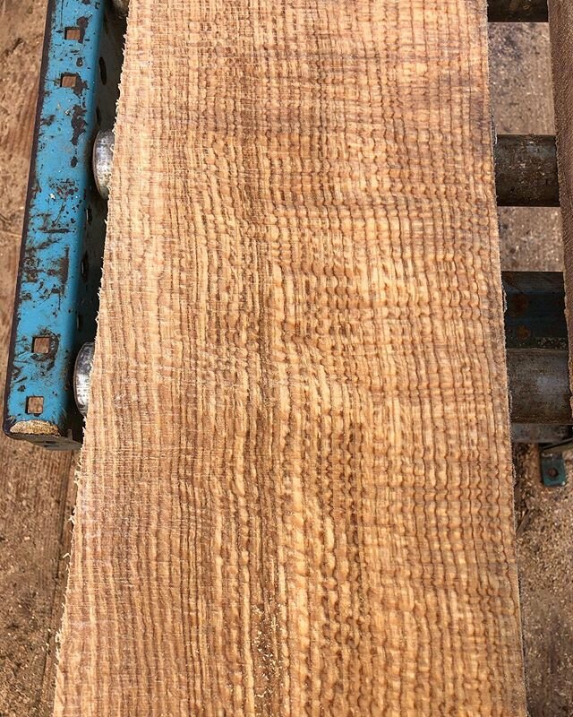 Some amazing Oregon white oak boards coming off the mill! 
#oregonwhiteoak #sawmillbusiness #quartersawnoak #whiteoak #wood #boards #lumber #woodmizer