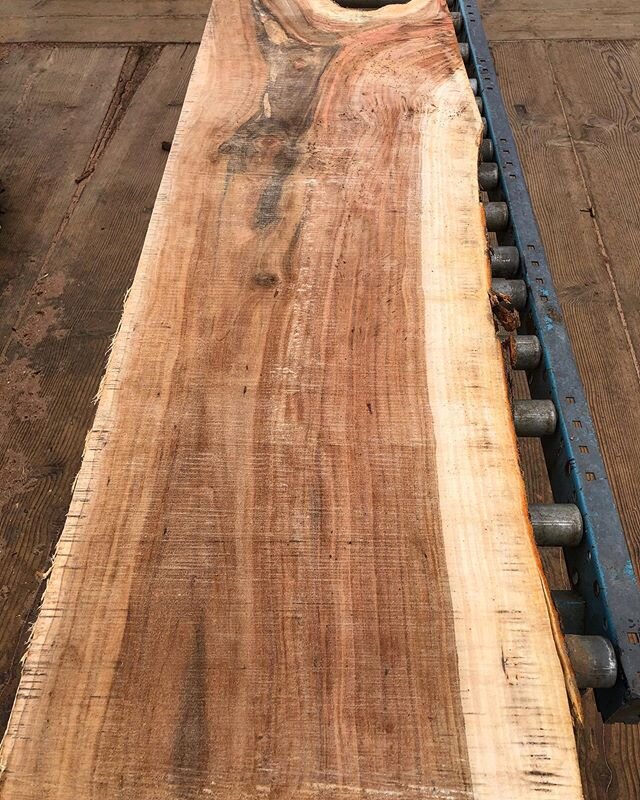 We custom milled a small apple log today. Beautiful wood! .
.
.
#urbanlumber #applewood #applelumber #custommilling #woodmizer