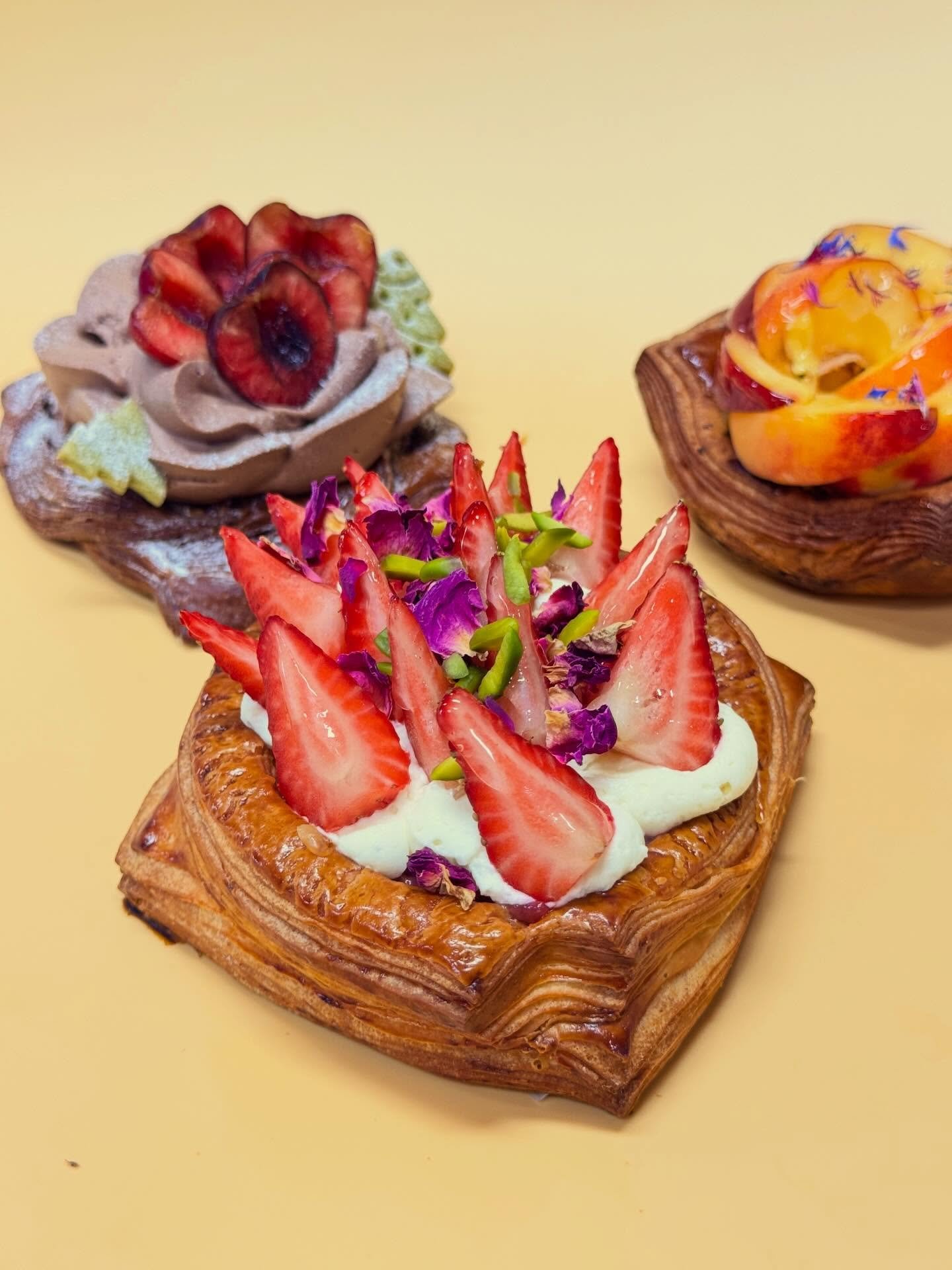 Freshly baked seasonal fruit croissant, anyone?🙋

#camberwell #camberwellbakery #lingerlongerbakehouse #melbournefoodie #melbournefoodiefinds