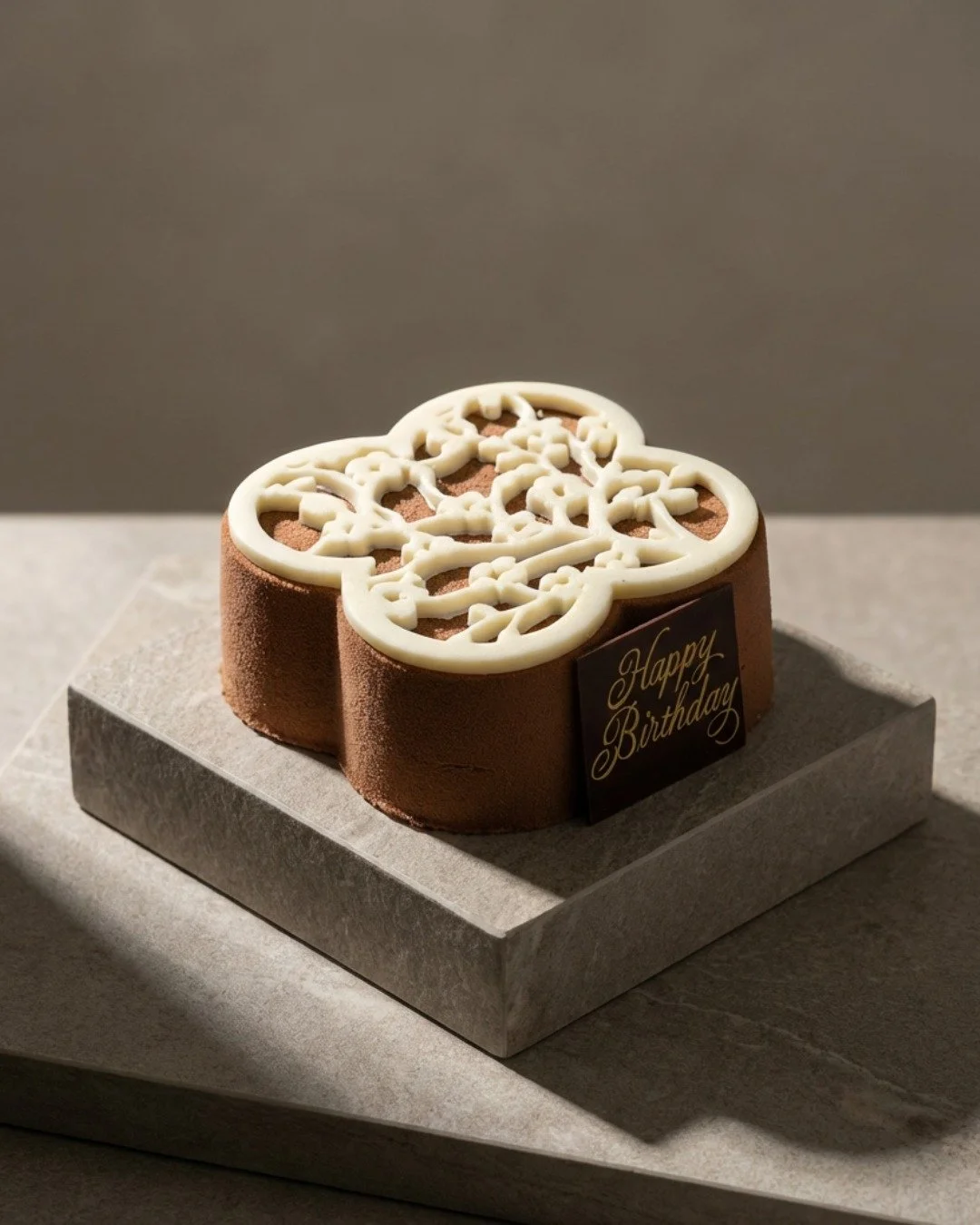 Nutty. Creamy. Bright. Roasted. ✨
Black tea almond sponge layered with white chocolate cream, strawberry jelly, and hojicha cream.
Four delicate layers, like a four-leaf clover &mdash; each bite a small moment of serendipity. 🍀

#lingerlongerbakehou