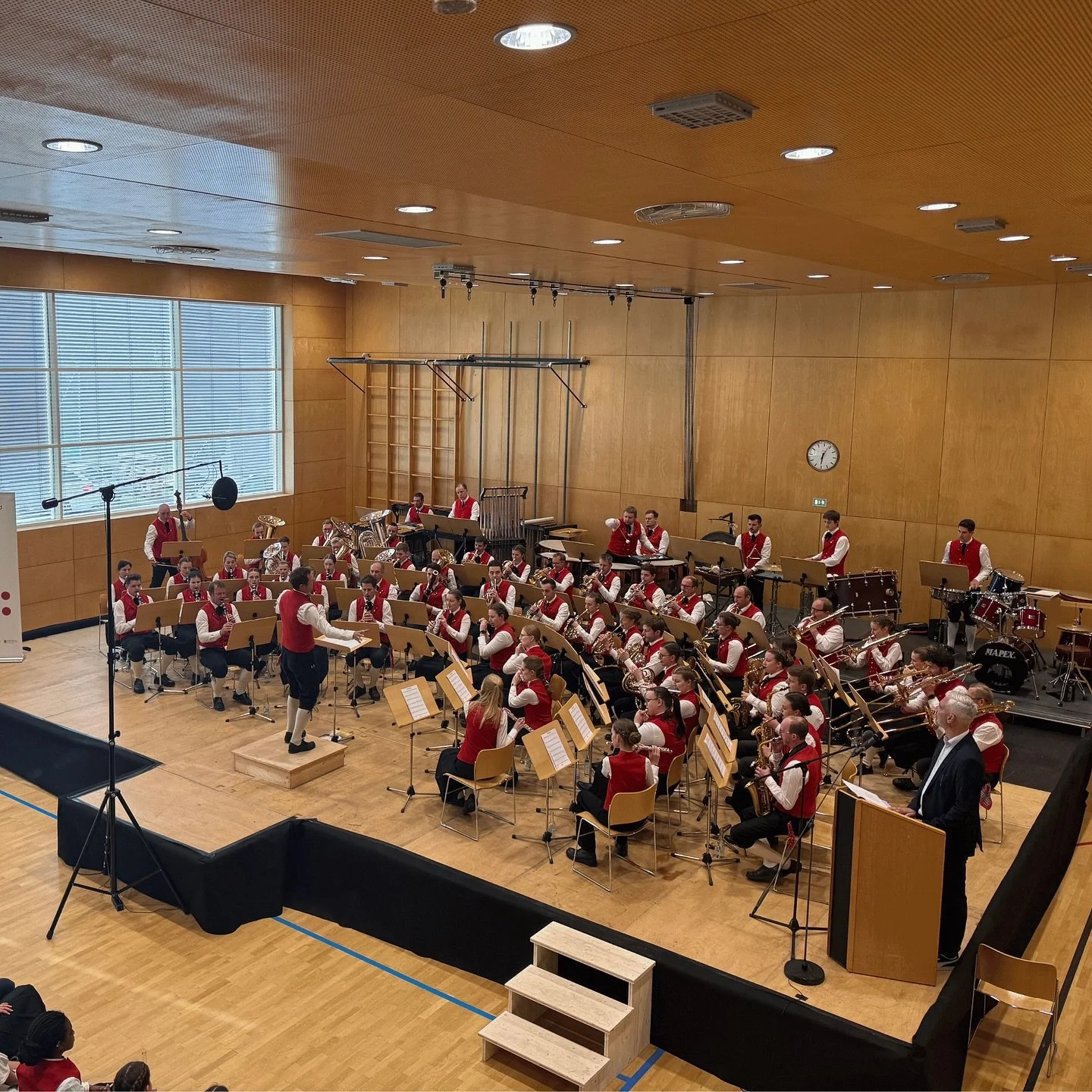 BEZIRKSWERTUNGSSPIELE 2025🎶

WOW - was sollen wir sagen. Einfach der Hammer, was da am Samstag passiert ist.

Nach einer intensiven Probenphase war es am Samstag endlich so weit und wir waren bei den Bezirkswertungsspielen in Lingenau mit dabei. Der