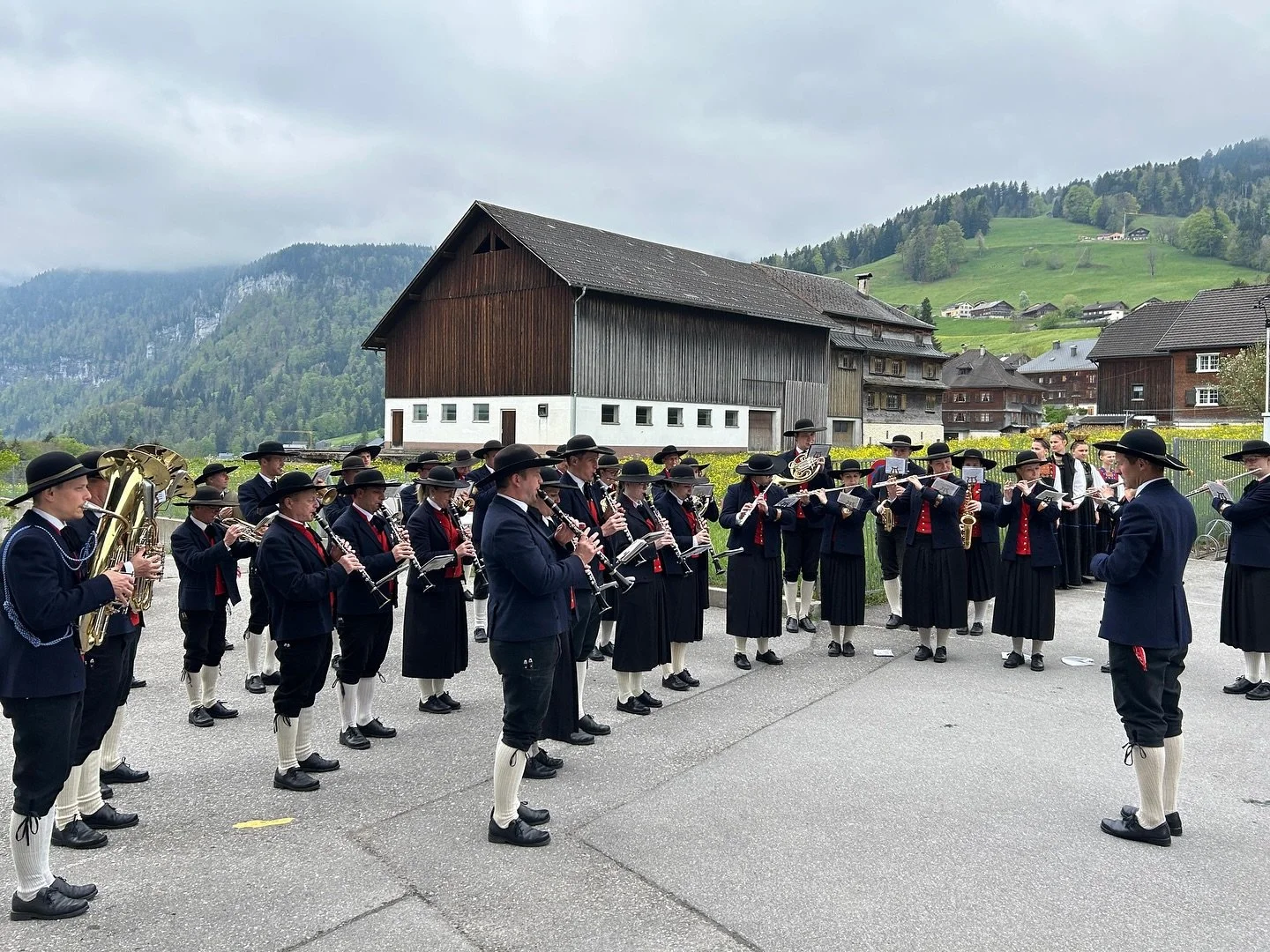 ERSTKOMMUNION🕊️

Die Ausr&uuml;ckungs-Zeit hat wieder gestartet - so hatten wir auch diesen Sonntag wieder die Ehre, unsere Schwarzenberger Erstkommunikant:innen bei ihrem gro&szlig;en Tag zu begleiten. Im Anschluss spielten wir noch ein Platzkonzer