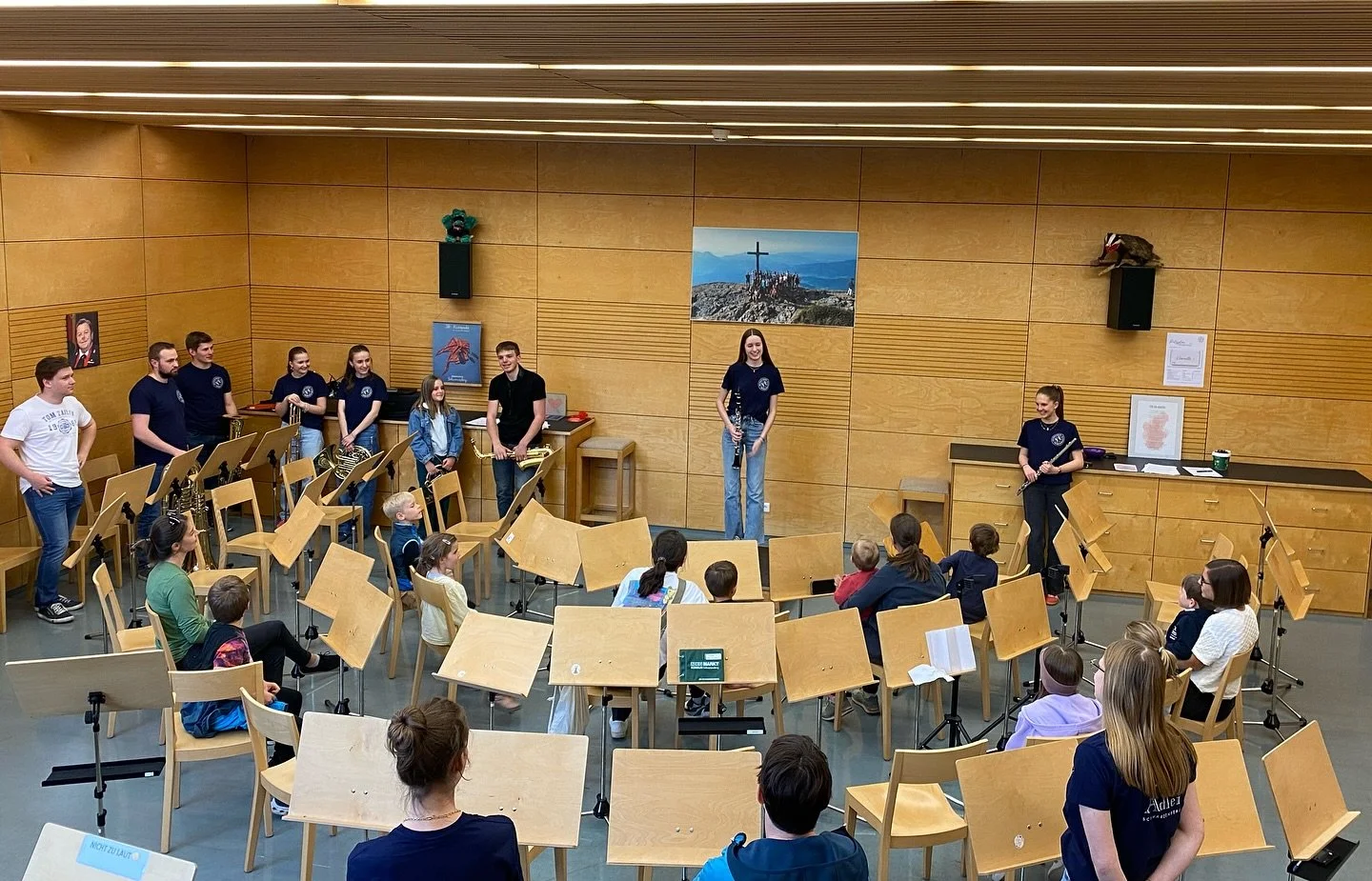 PROBELOKAL OPEN HOUSE 2.0

Auch das zweite open house war f&uuml;r uns ein voller Erfolg! DANKE an alle Eltern &amp; Kids, die den Weg zu uns ins Probelokal gefunden haben!✨

Neben einer Instrumentenvorstellung und Infos unserer Jugendm&auml;dels @li