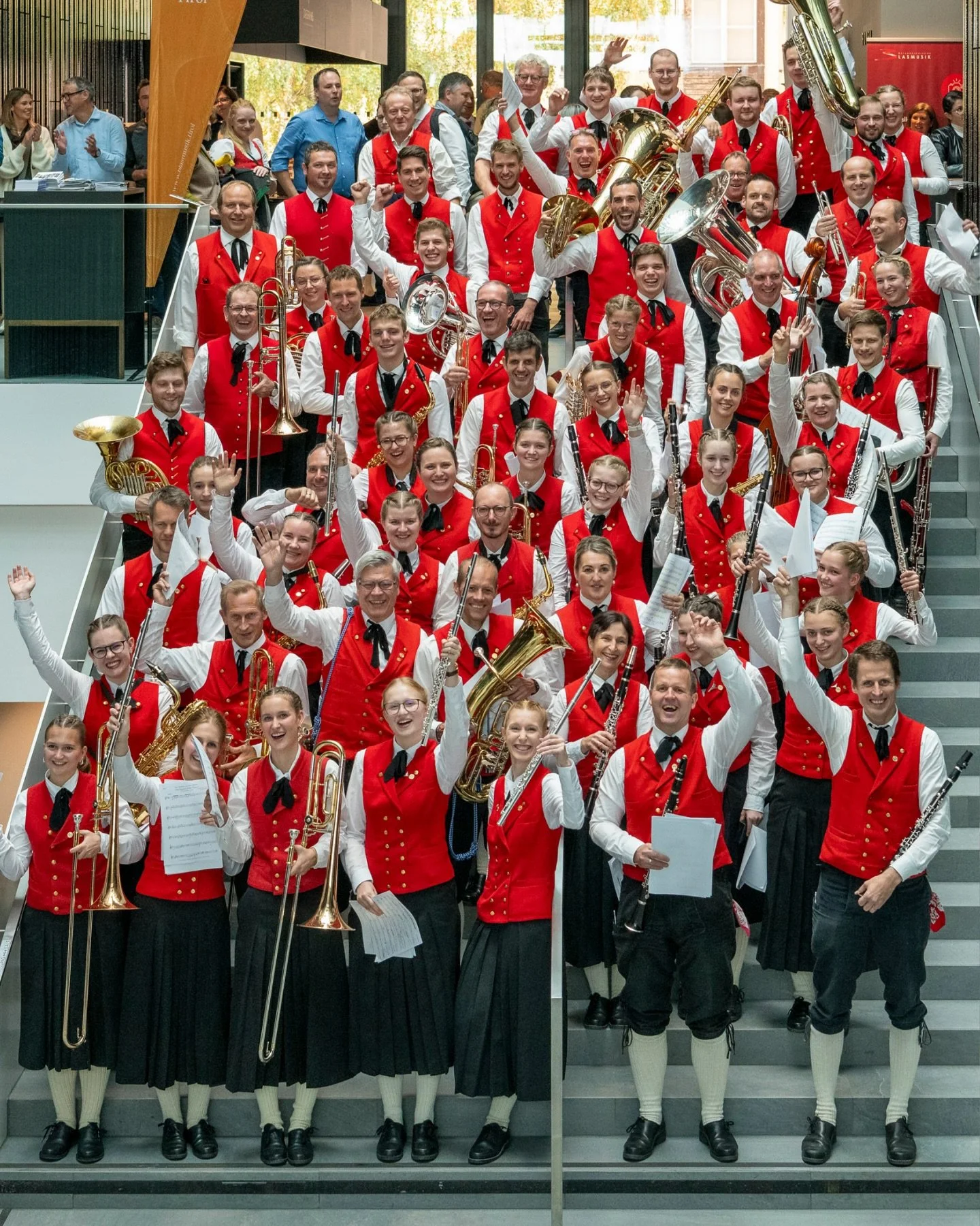 BUNDESWETTBEWERB INNSBRUCK 2025✨

Der Bundeswettbewerb der Stufe C in Innsbruck ist nun bereits drei Wochen her und was sollen wir sagen - wir sind nach wie vor &uuml;berw&auml;ltigt.🤯

Die Stimmung &uuml;ber das ganze Wochenende, der Auftritt im Ha