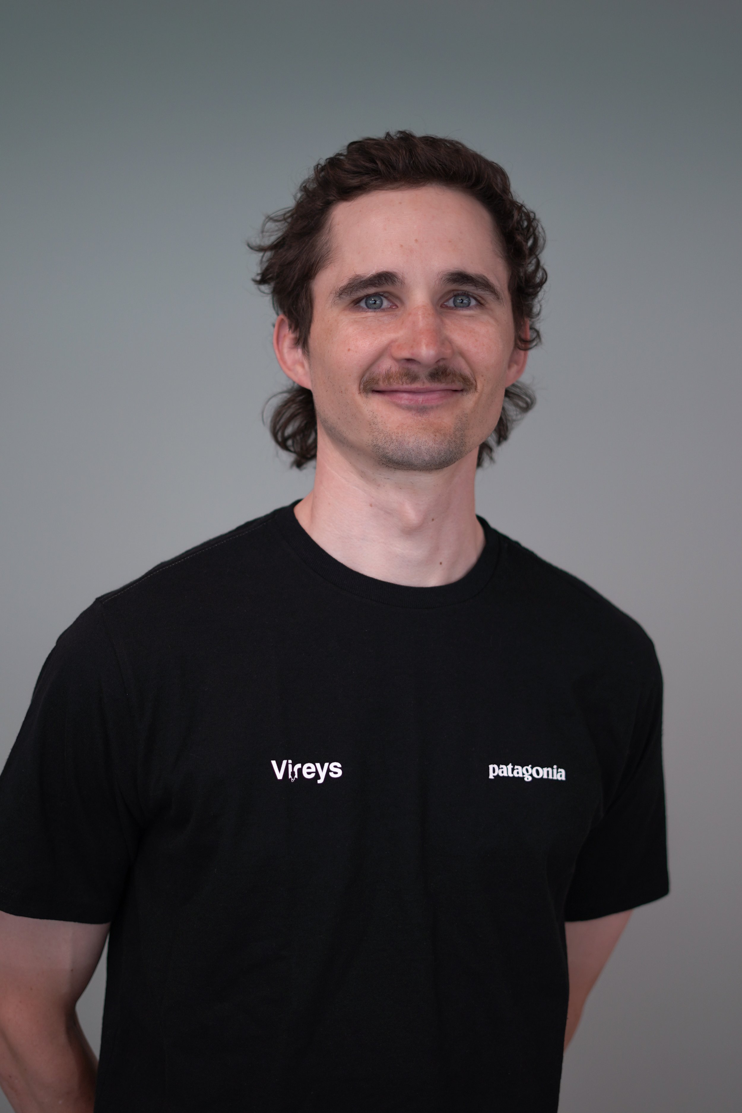 Kuvassa Vireyden työntekijä Lauri Pitkänen.