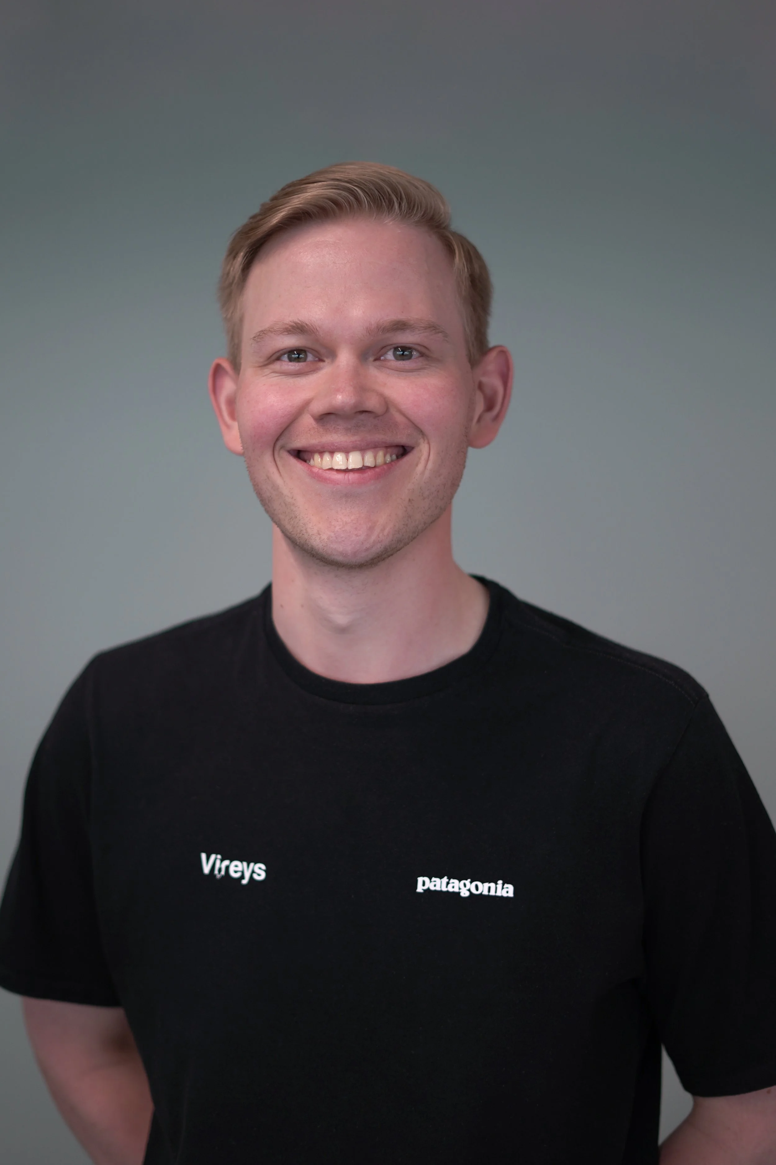 Kuvassa Vireyden työntekijä Matias Martelin.