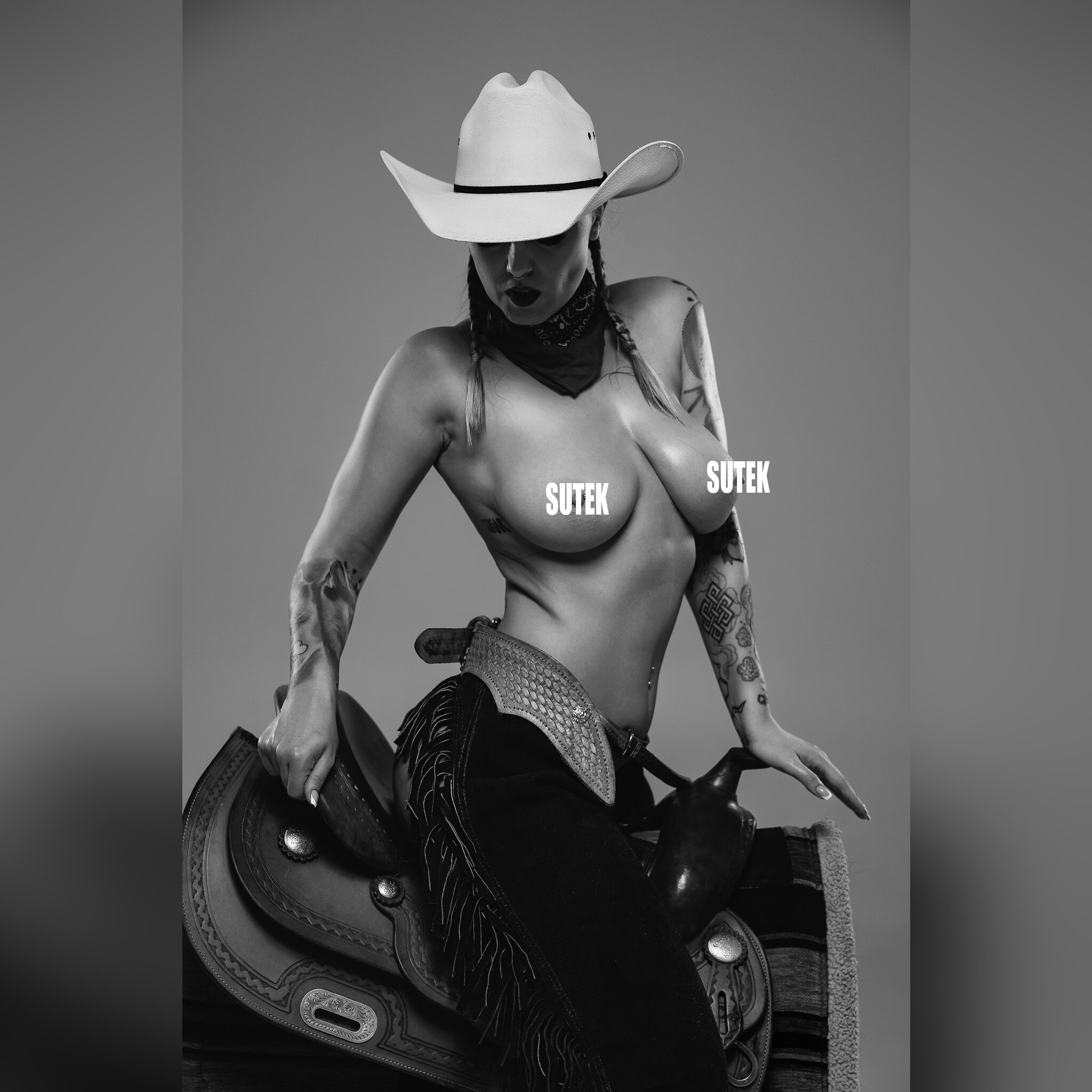 Od dłuższego czasu miałem w głowie dżokejki na siodle. 
Wiecie jak trudno znaleźć dziewczynę z siodłem XD ;) 
Ewelina miała siodło ale stroju, butów i kasku typowo dżokejskiego nie posiadała. Za to jak powiedziała, że ma spodnie i kapelusz cow