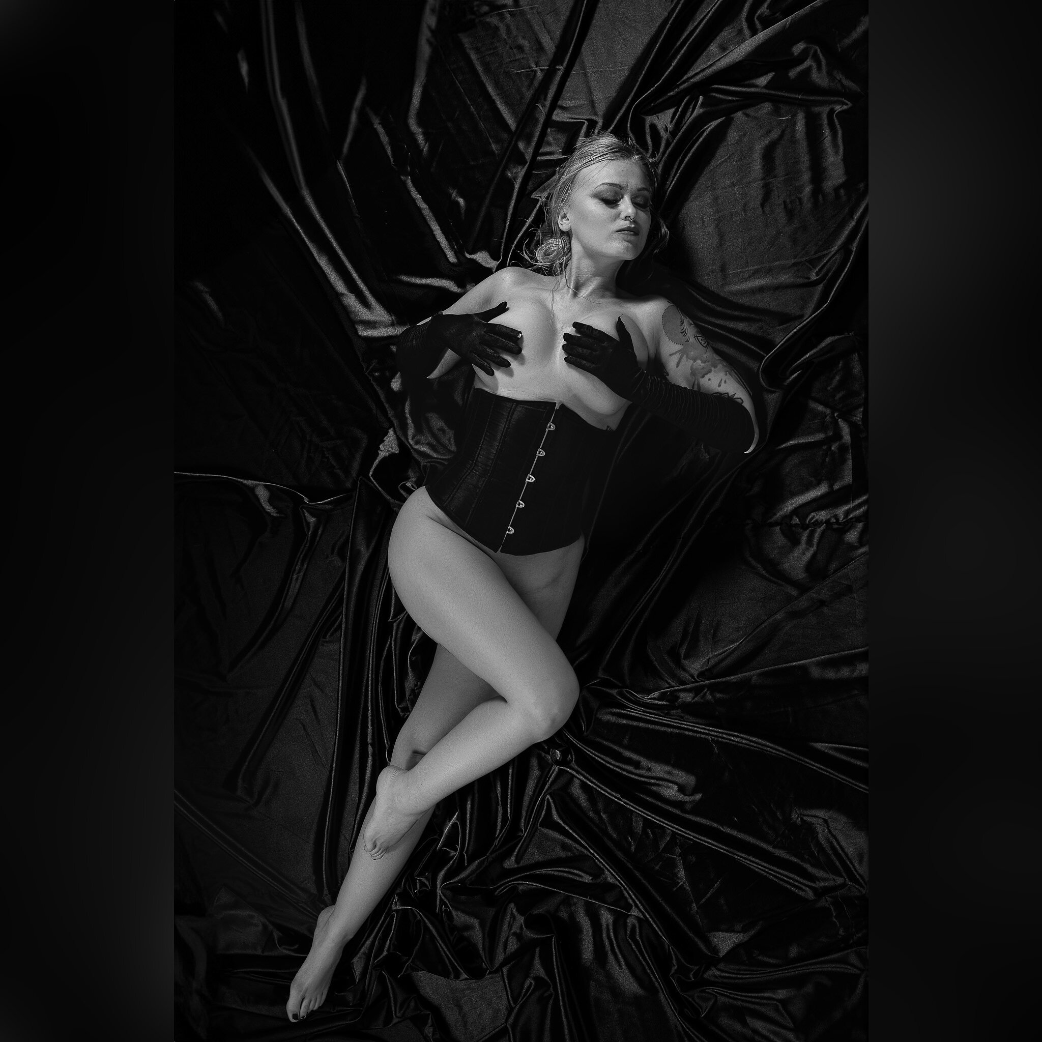 Modelka - @eveline.pe 
Makijaż - @_bambiibambii 
FotoJanusz - @piasek_piasecki_mateusz
Miejscówka - FABRYKA STUDIO