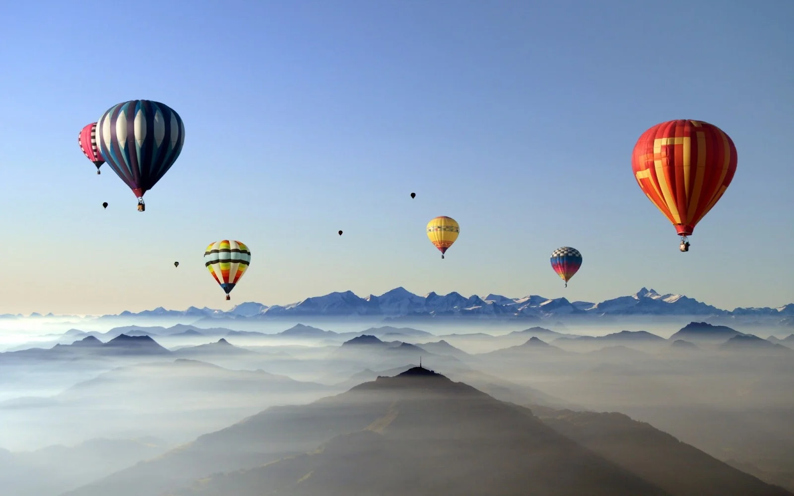 Paisaje-con-Globos-en-el-Aire-sobre-las-Montanas_Fondos-HD-de-Paisajes..jpg