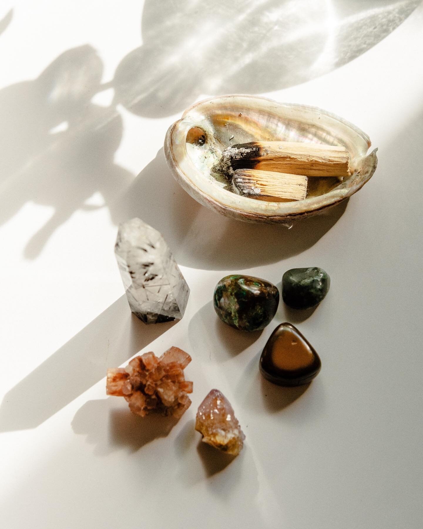 In kinesiology we use crystals in many different ways. Depending on their unique structure, minerals, colours and light vibrations they can be used to:
- Absorb energy
- Direct energy
- Distribute energy 
- Give energy

Today I was gifted a beautiful