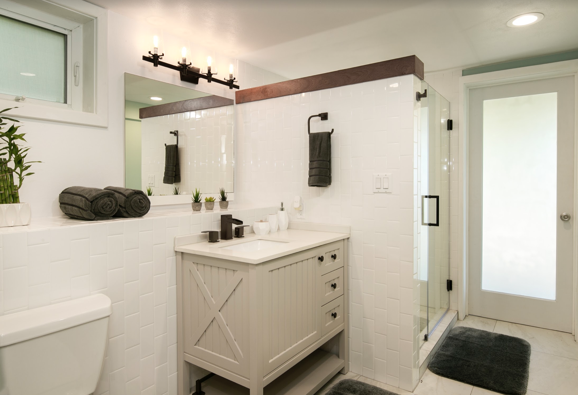 King 1 &amp; 2 Bathroom 