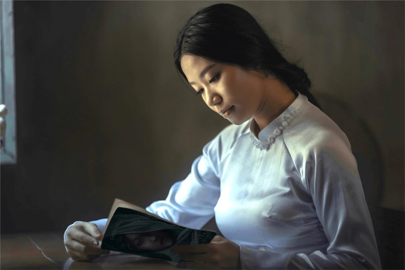 Frau liest Abalone und die Schlangengoettin